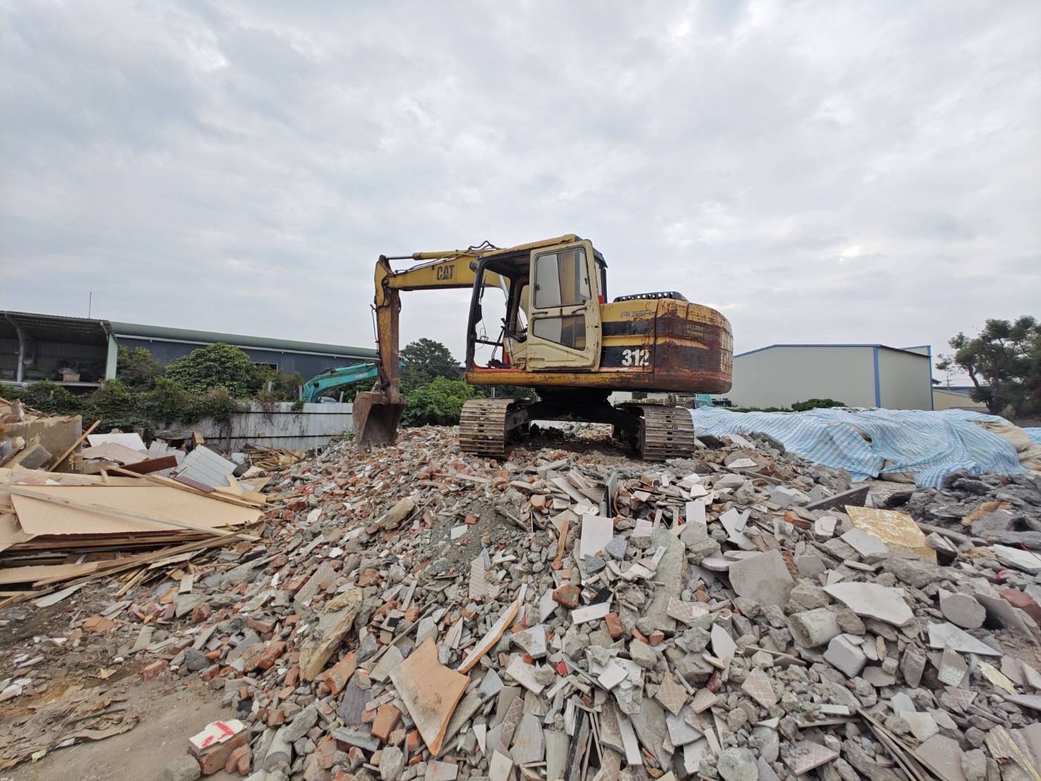 負責人邱男啟動怪手作勢追逐攻擊現場環保局人員、警察。（中檢提供）