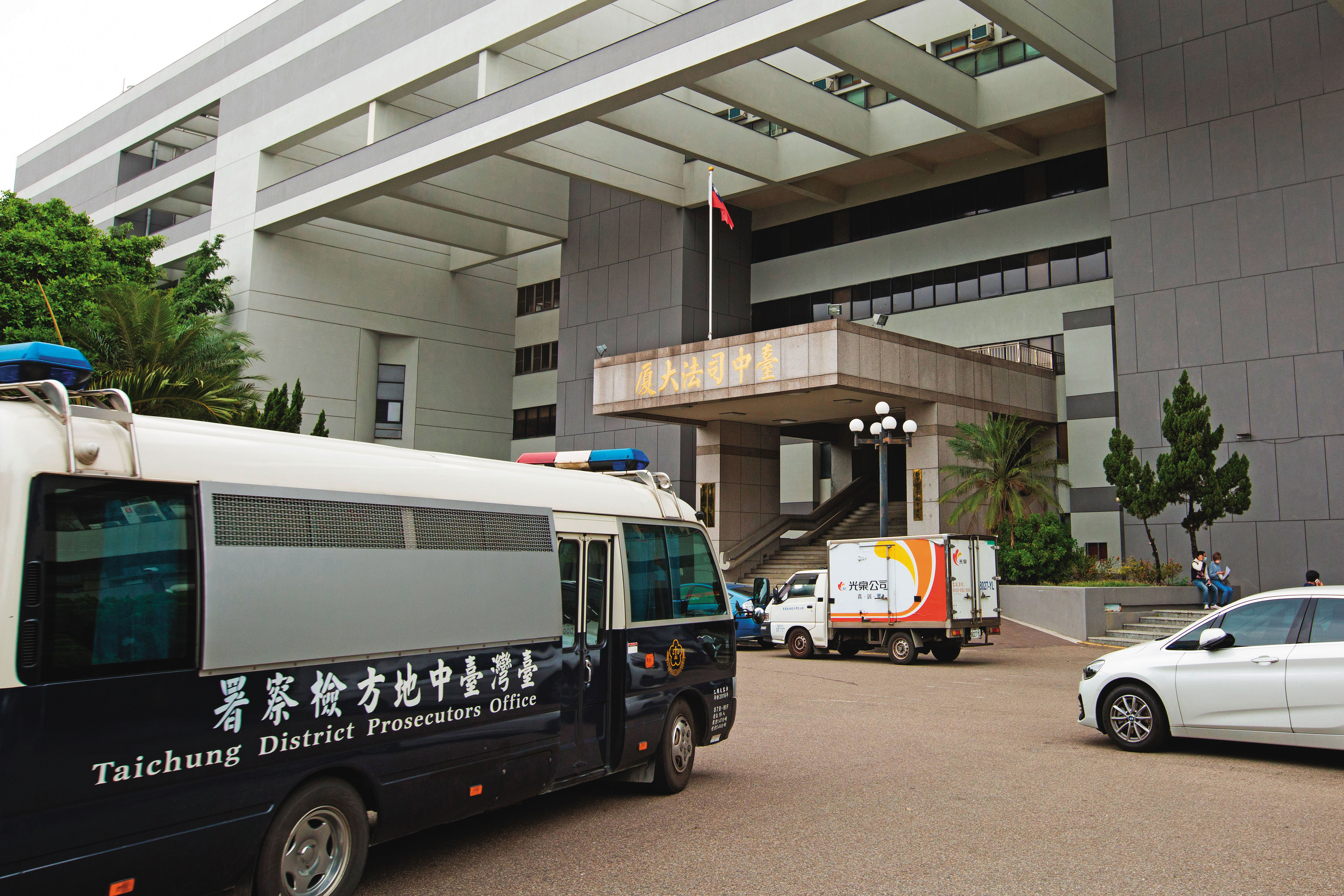 台中地檢署從去年中鎖定陳政谷賭站集團偵辦,查出洗錢金額近百億元,另有刑事局高官涉嫌洩密,至今共收押7嫌。