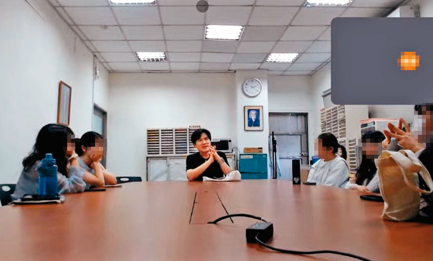 陳冠宇(中)為了讓學生同意在開學後中途換老師,找學生溝通,但被嗆影響受教權。(讀者提供)