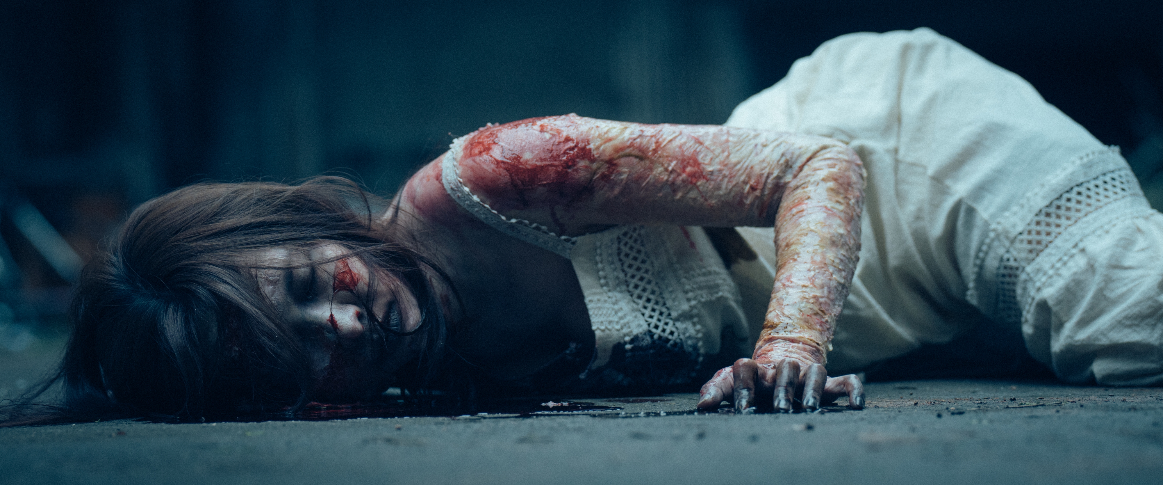 安心亞在片中飾演跳樓身亡女鬼， 特殊化妝下樣貌恐怖，還嚇到朋友。（劇匯文創提供）