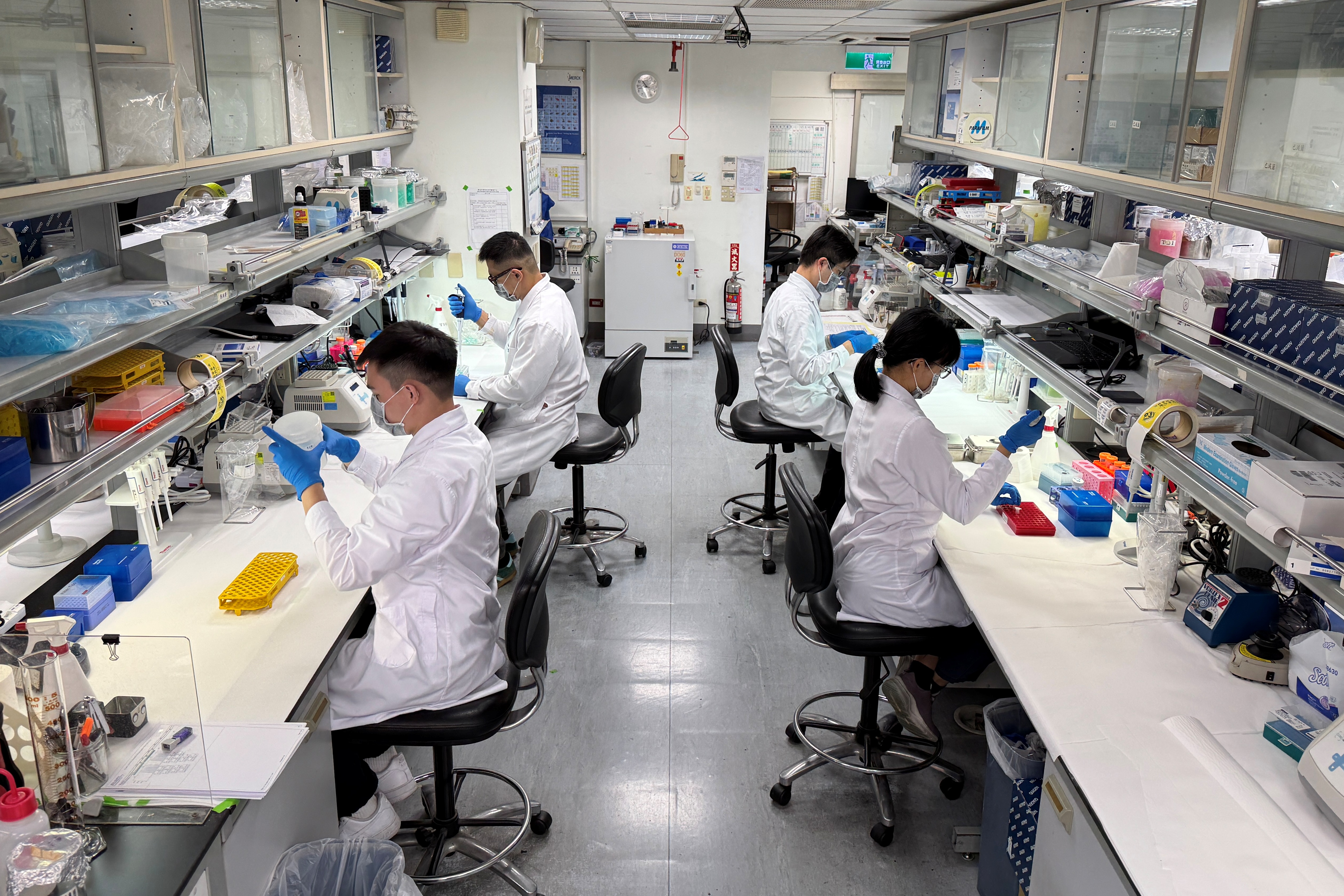 新北市警局DNA實驗室人員操作情形。（警方提供）