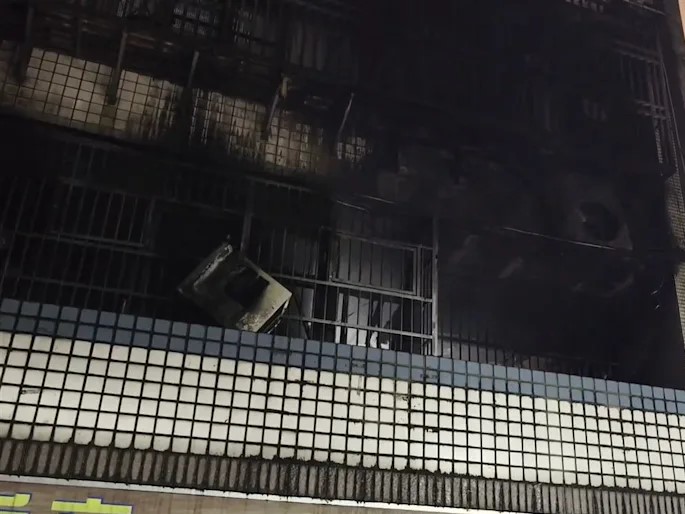 新北市新莊區建中街一處公寓今（14）日清晨發生火警。（翻攝畫面）