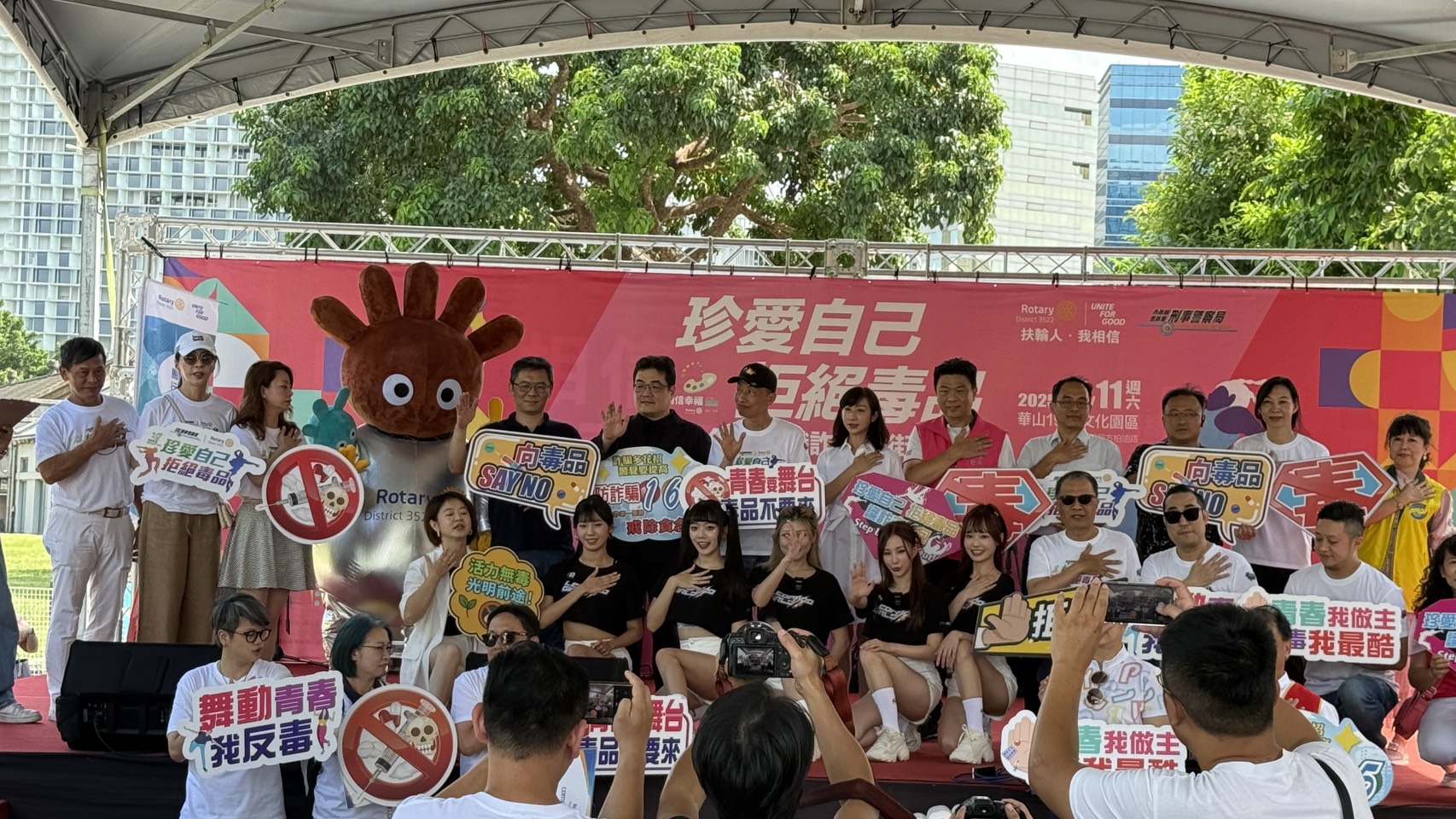 熱力四射的舞蹈,結合反毒識詐小考題與觀眾互動。(刑事局提供)