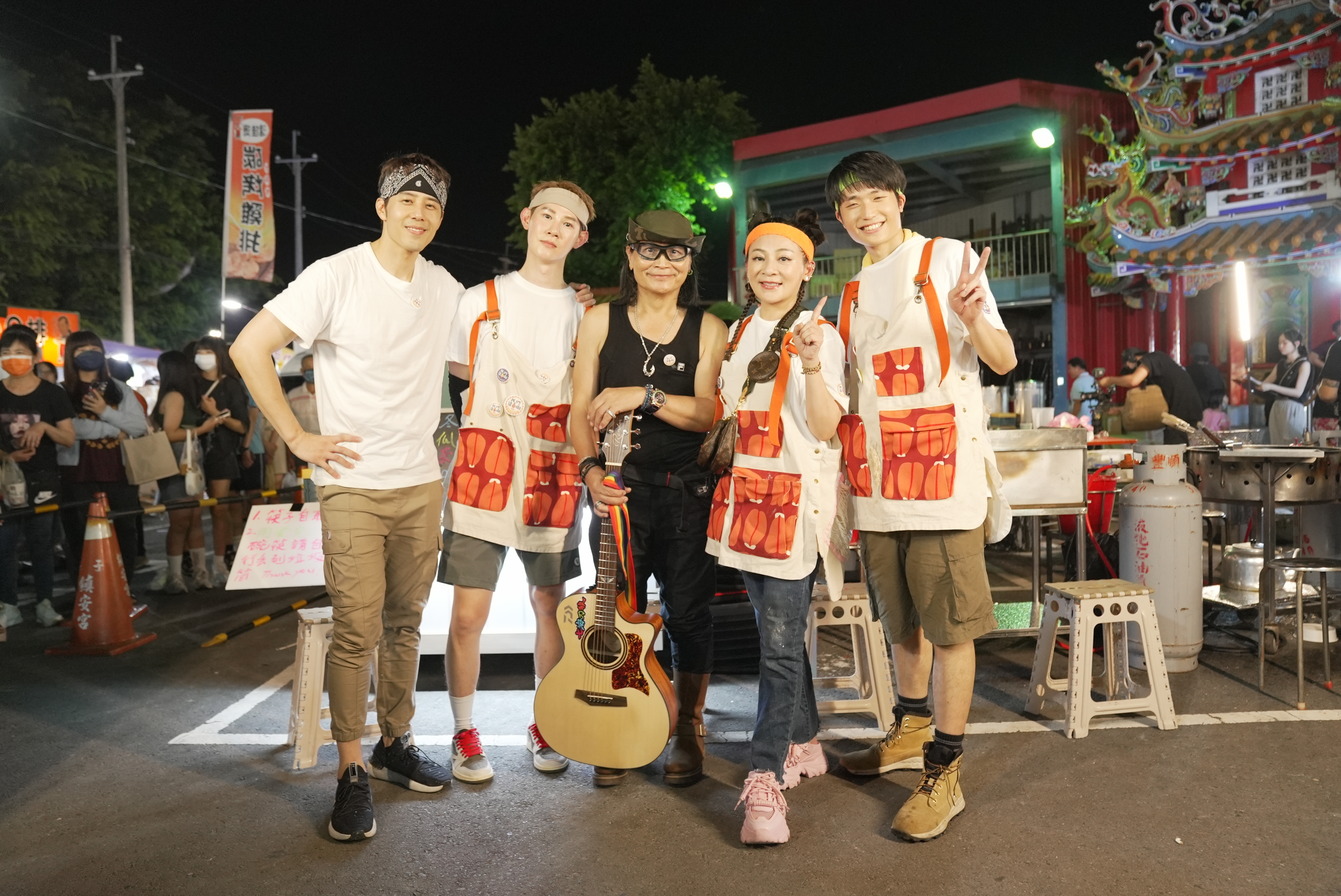 胡宇威（左起）、夏和熙、沈文程、王彩樺、樊仲哲到嘉義擺攤。（三立提供）