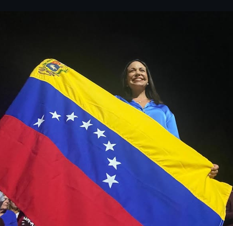 馬查多突破重重困難，現身挪威奧斯陸，現場向支持者揮手。（翻攝自Instagram@mariacorinamachado）