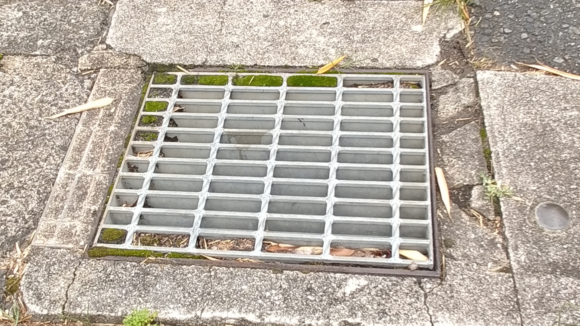 一名酒保與朋友起口角，沒想到被對方推進滿是滾燙熱水的下水道活活燙死。（示意圖，photoAC）