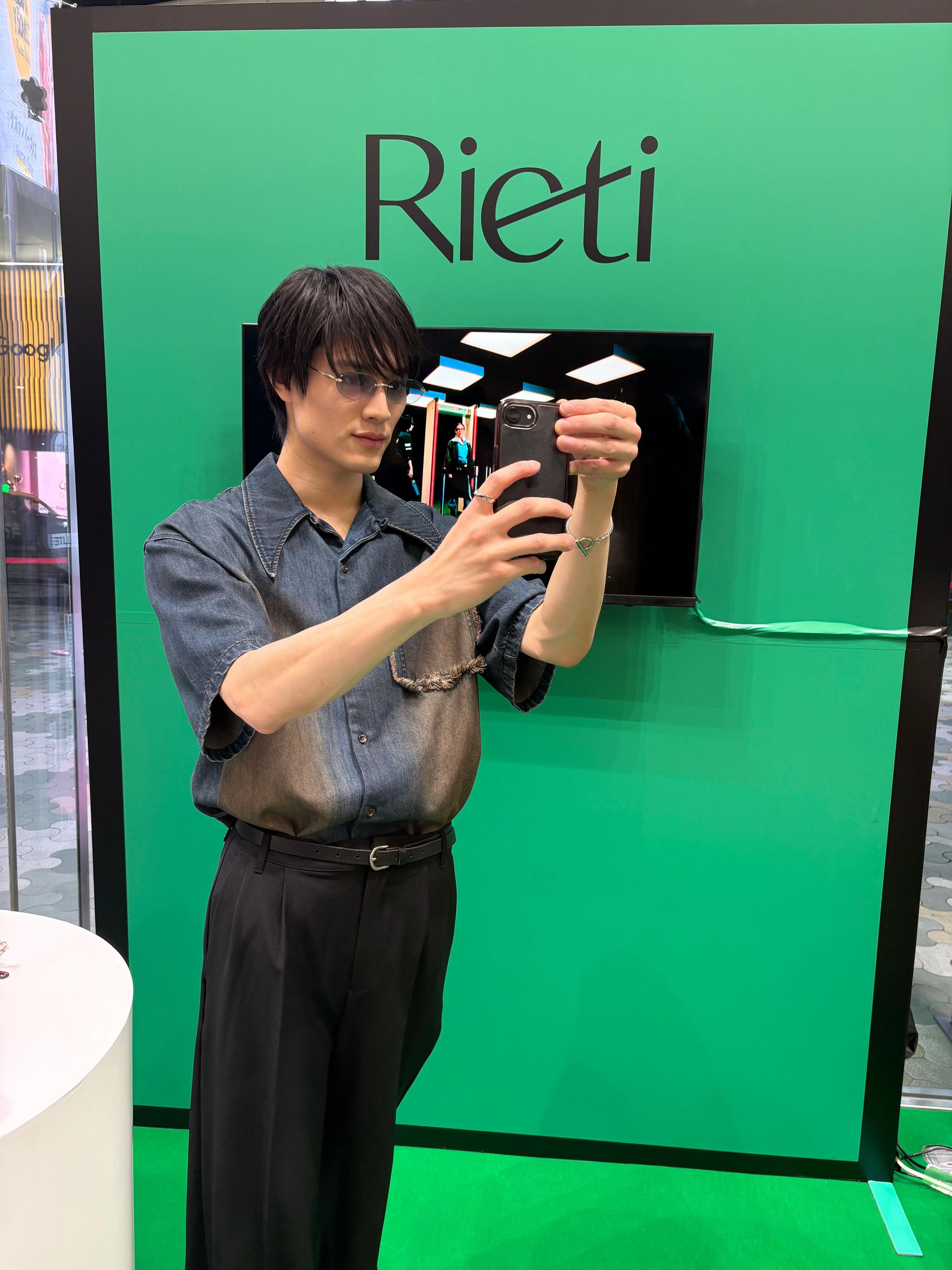 上村謙信受邀到韓國出席眼鏡品牌快閃店活動。（截圖自上村謙信 Tiktok）