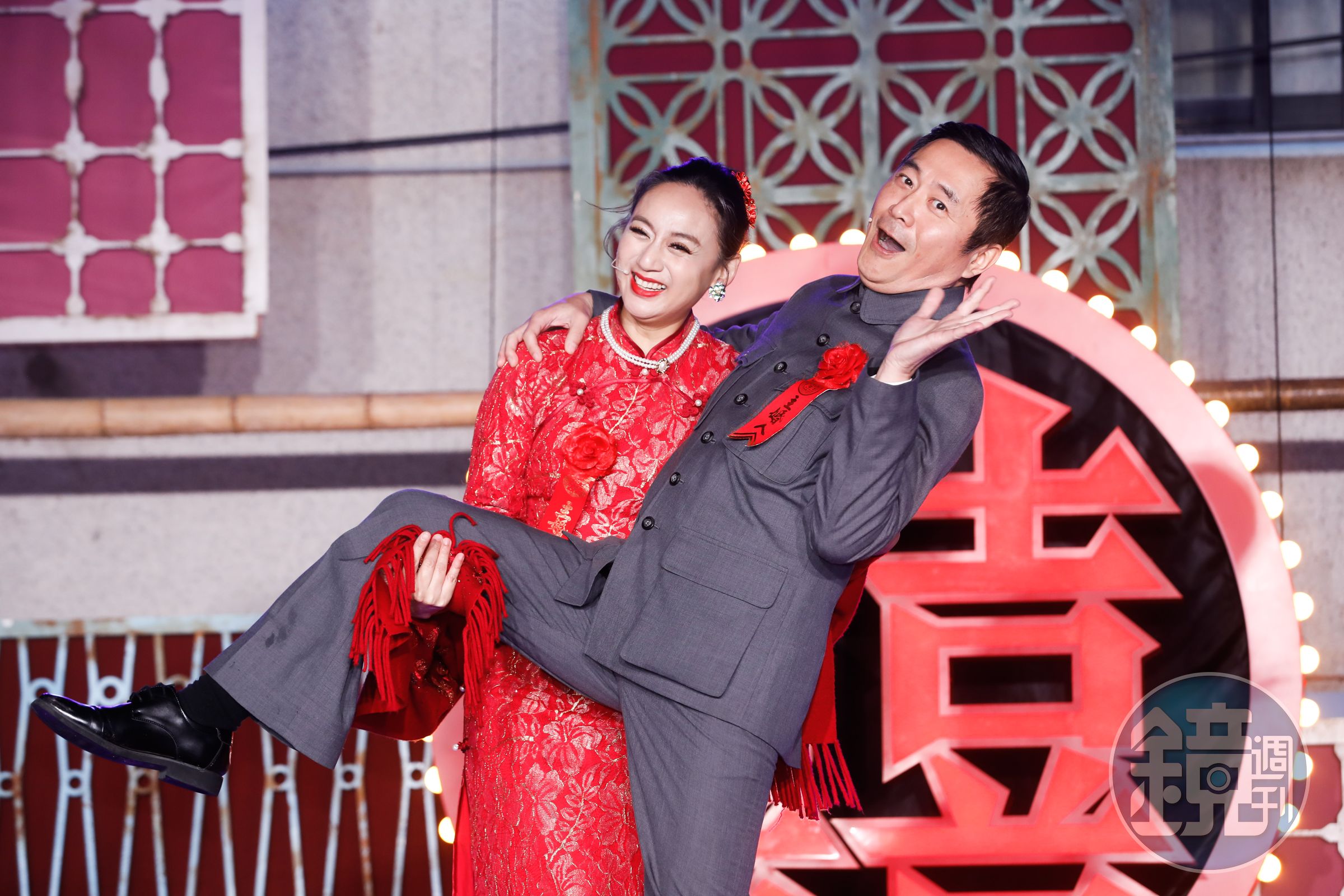 湯志偉飾演《一村喜事》村長,和高蕾雅搭檔演夫妻。
