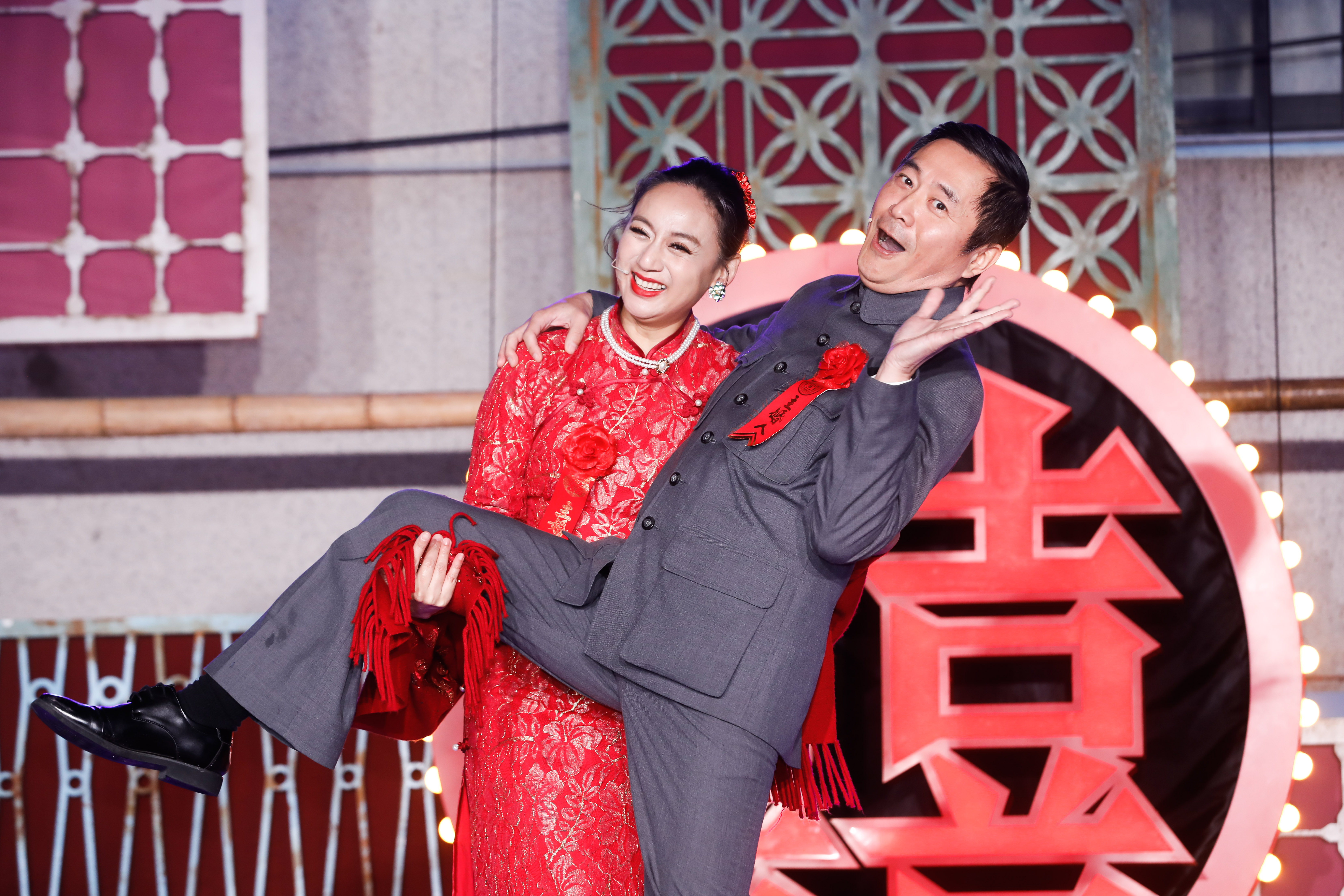 湯志偉飾演《一村喜事》村長，和高蕾雅搭檔演夫妻。