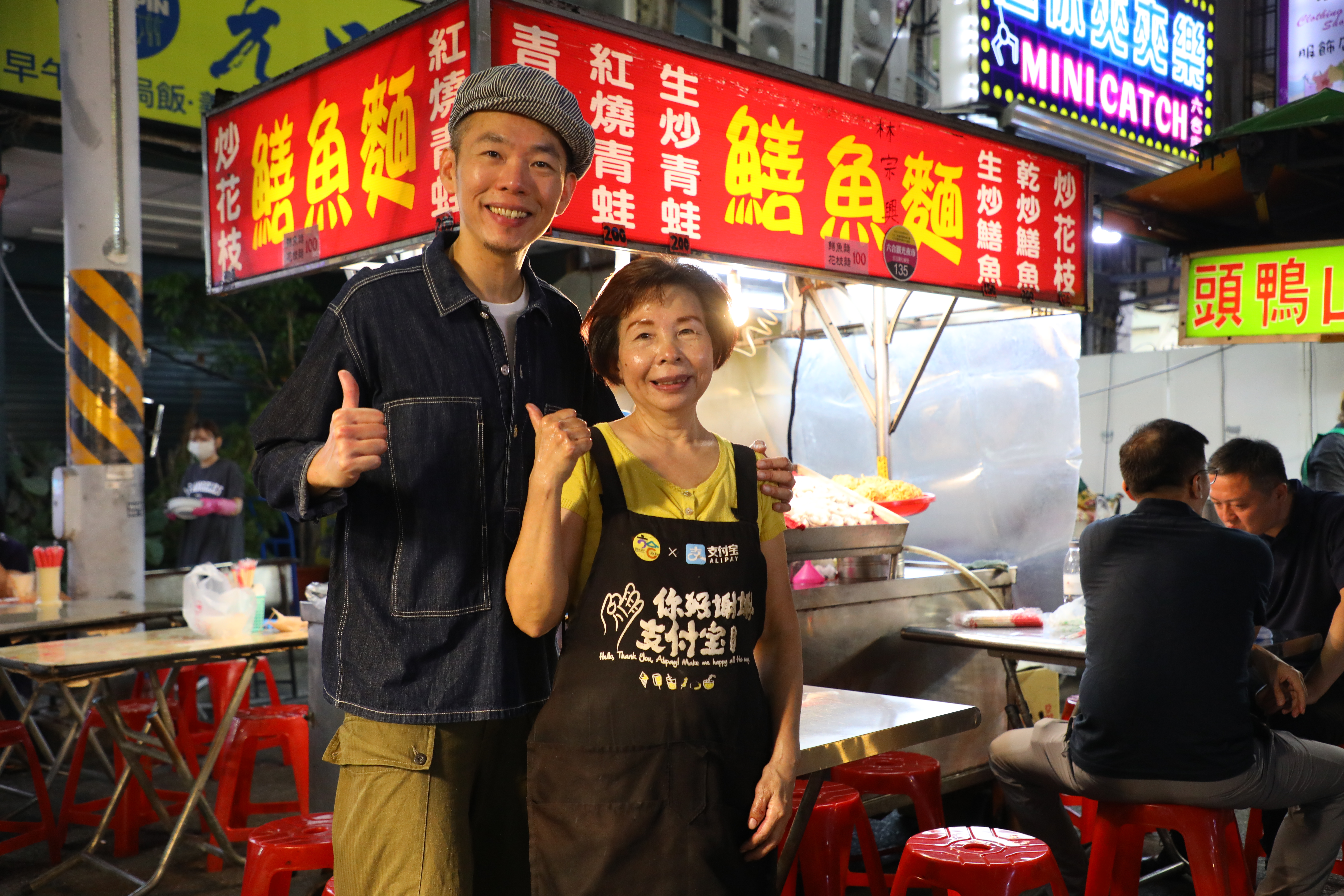 現在店面是歌手林宗興（左）的妹妹在幫忙媽媽（右），林宗興偶爾會在店頭幫忙，妹妹很低調不願上鏡。