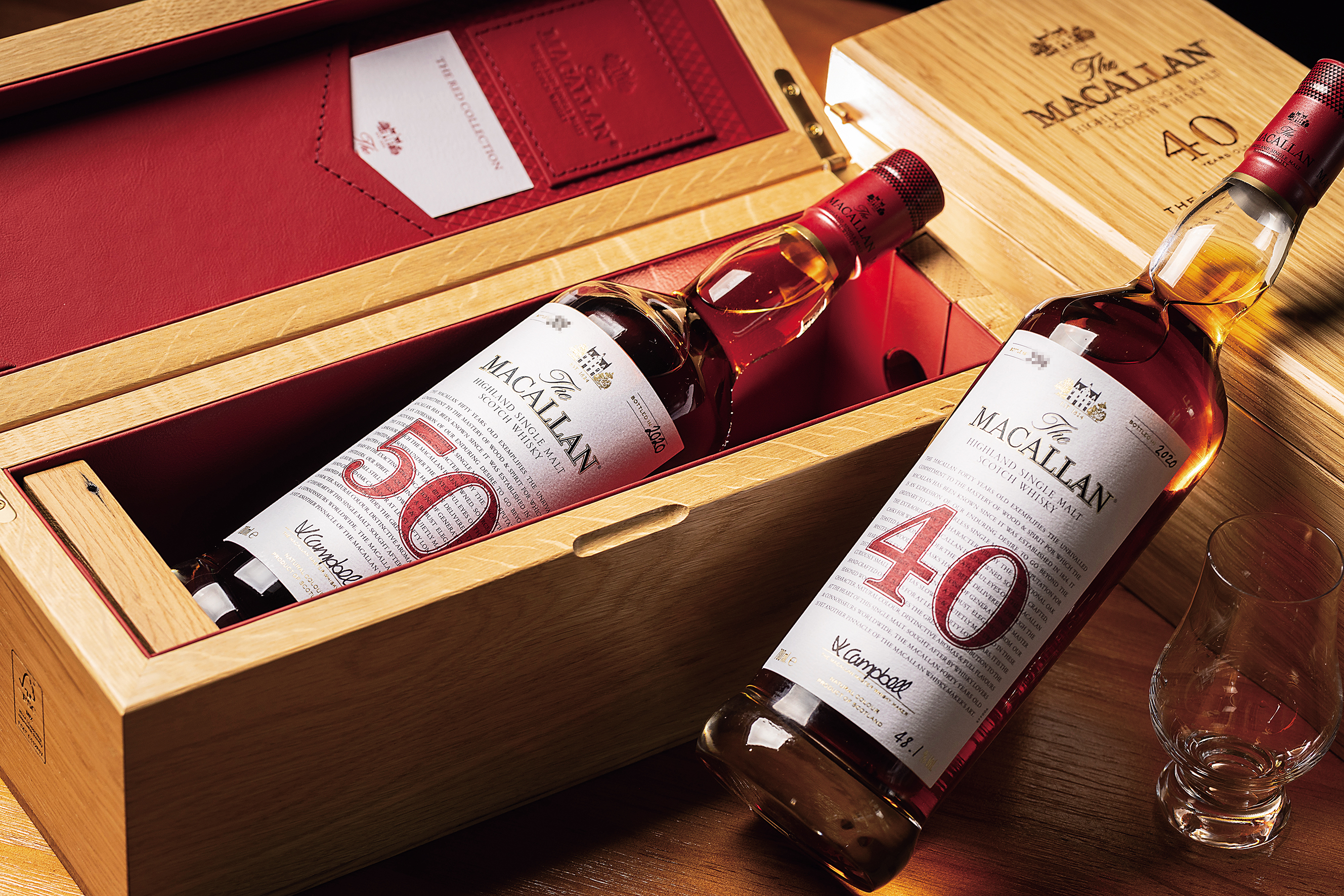 從創辦人之名 Alexander Reid開始，耀眼紅色貫穿麥卡倫的品牌歷史，「麥卡倫THE RED COLLECTION 50年單一麥芽威士忌」（左，160萬元／組）、「麥卡倫THE RED COLLECTION 40年單一麥芽威士忌」（右，65萬元／組）非常有收藏價值。