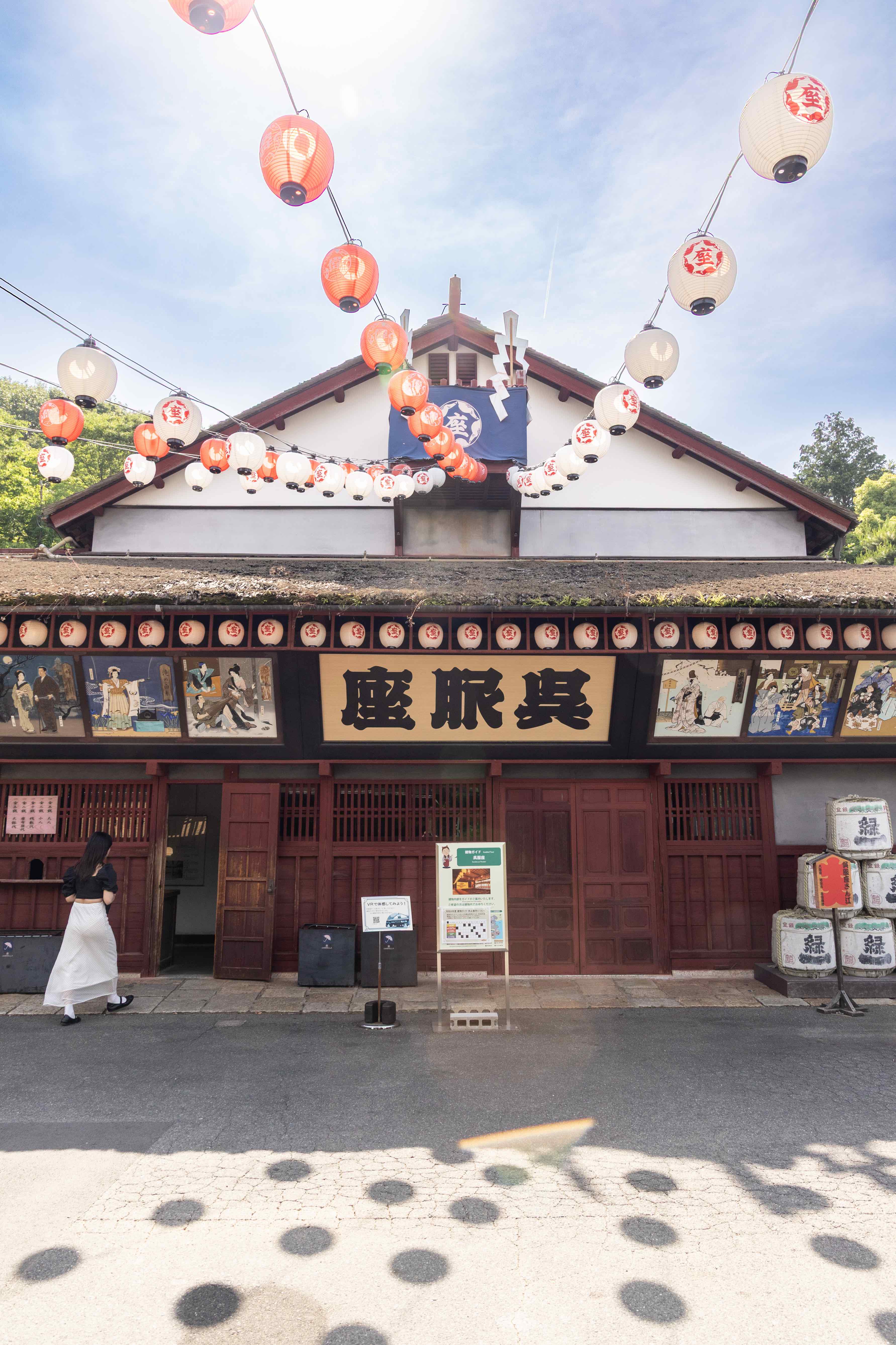 園區內保存超過60棟移築復原的歷史建築，其中11棟被列為國家重要文化財，「吳服座」就是其一，原為大阪池田市的傳統芝居小屋。