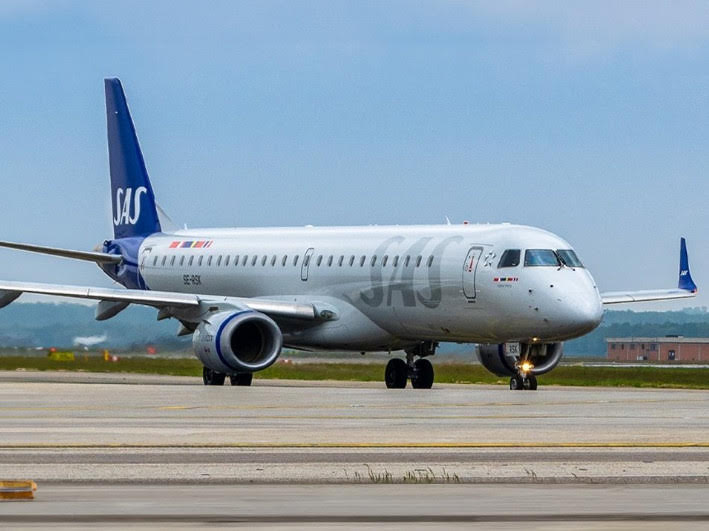北歐航空傳出飛機餐跳出活老鼠，導致飛機緊急迫降，讓乘客換搭其他班機。（翻攝X@SAS）