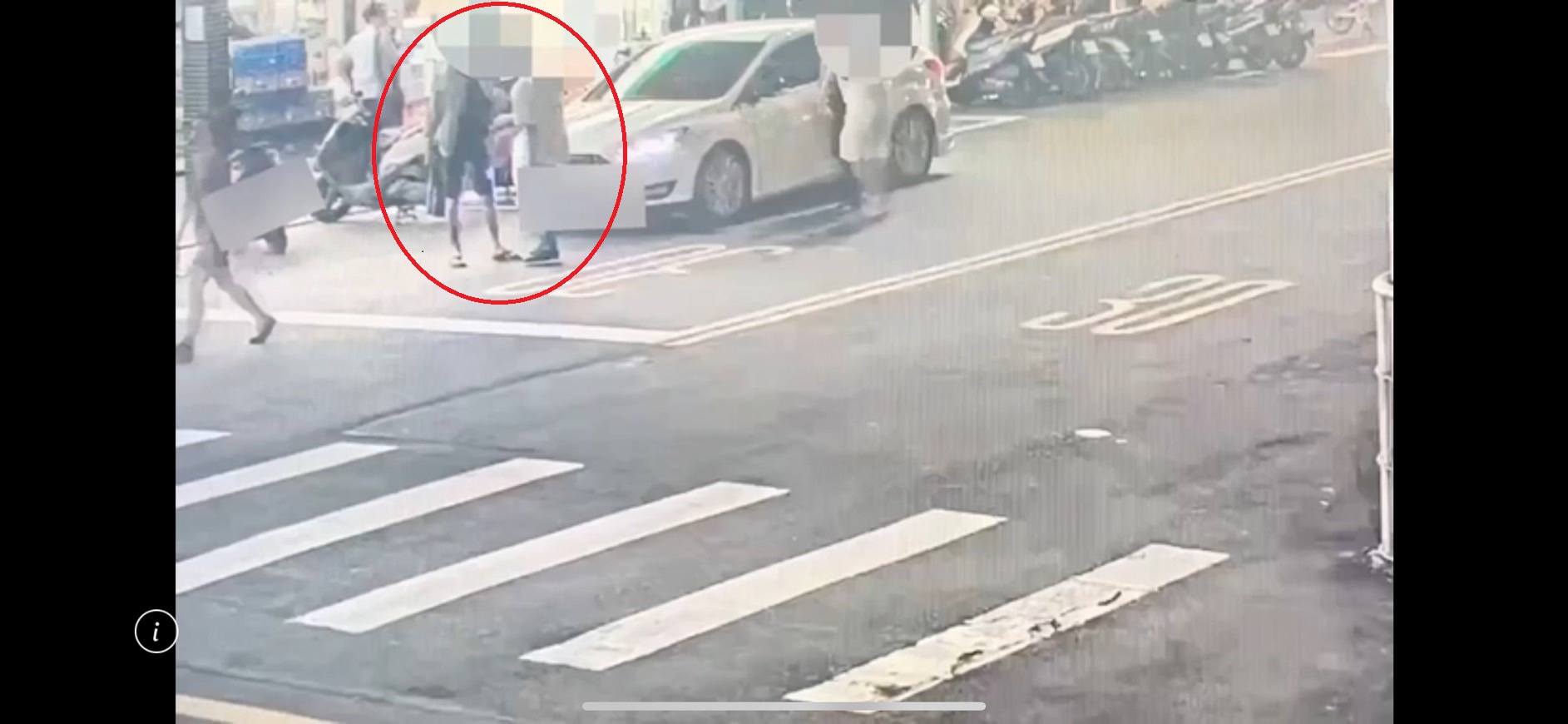 盧男欲向朱男索討10萬元債務，相約南機場夜市談判（紅圈），卻亮棍毆打朱男。（翻攝畫面）