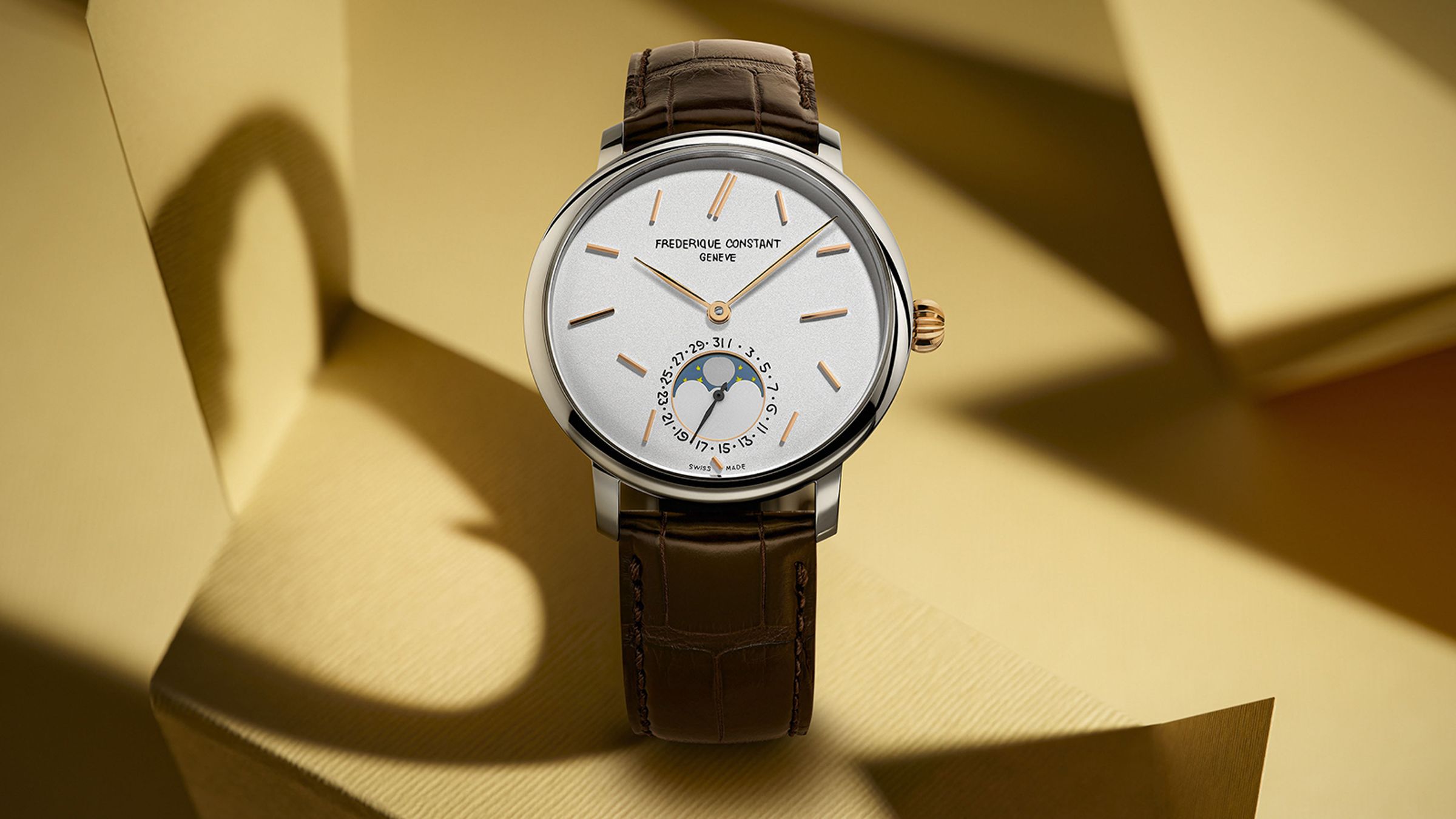 Slimline Moonphase Date Manufacture seconde/seconde/ 有兩個款式，圖為時標和錶冠用上了玫瑰金色調的10枚限量款，不規則時標在玫瑰金的襯托下，彷彿是沾了蜂蜜的餅乾棒，看起來又可口又可愛。