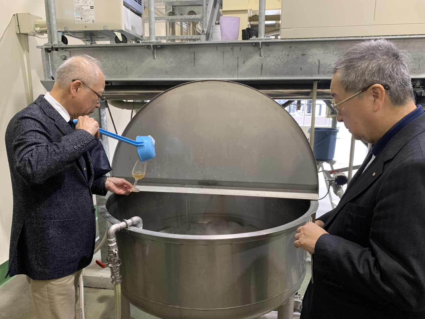本坊社長取出剛做好的New Make新酒給張慶清品嘗。(清威酒藏提供)