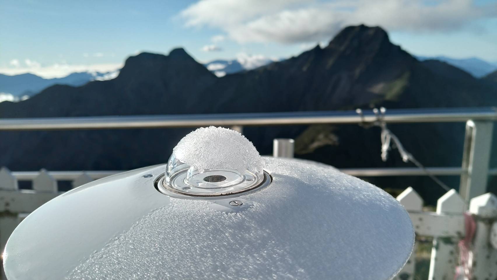 玉山氣象站可見霜層覆蓋。（中央氣象署提供）