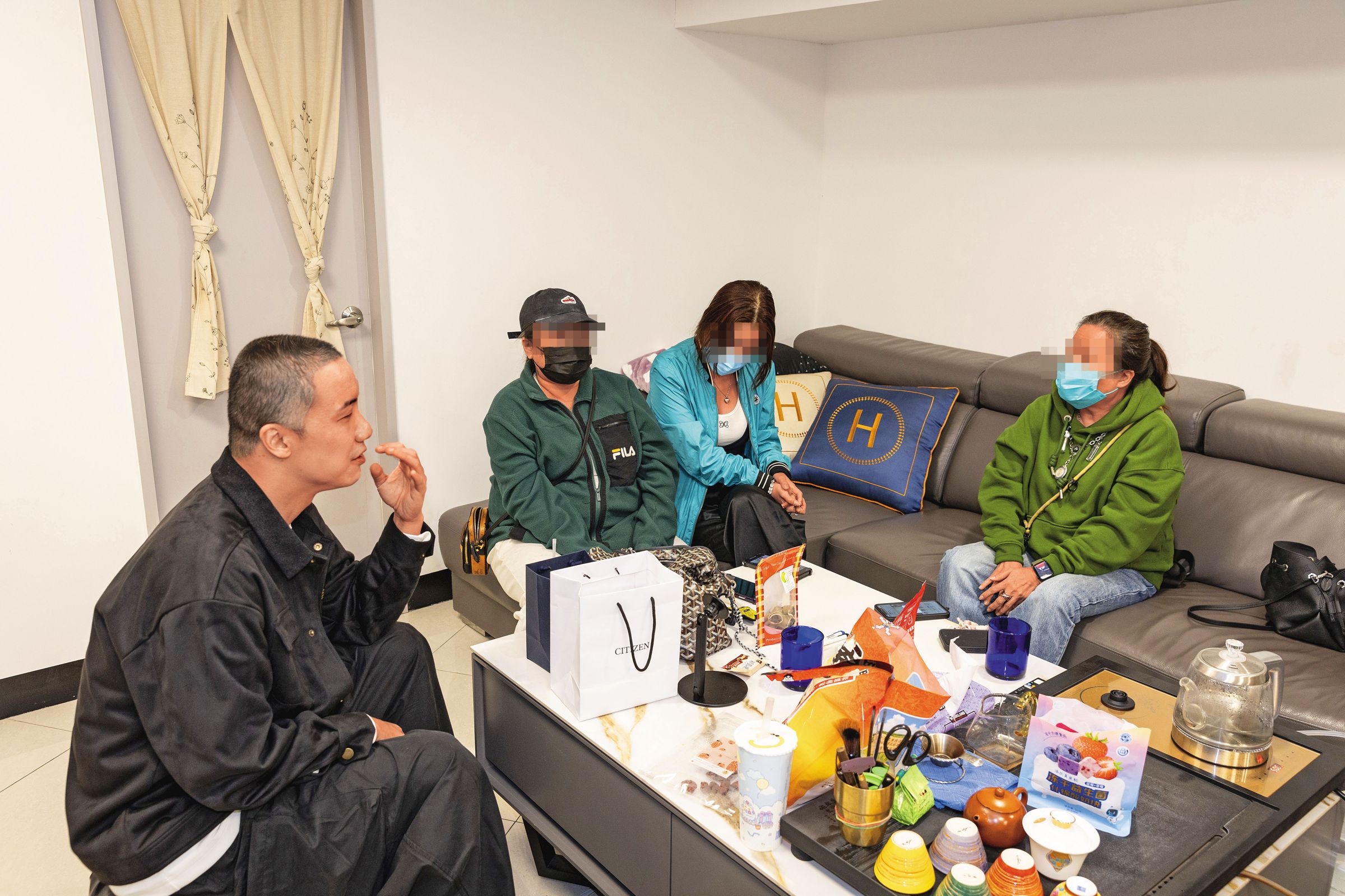 3名受害者與網紅推手圤智雨（左）指控賓賓哥霸凌、欺騙，行徑惡劣。