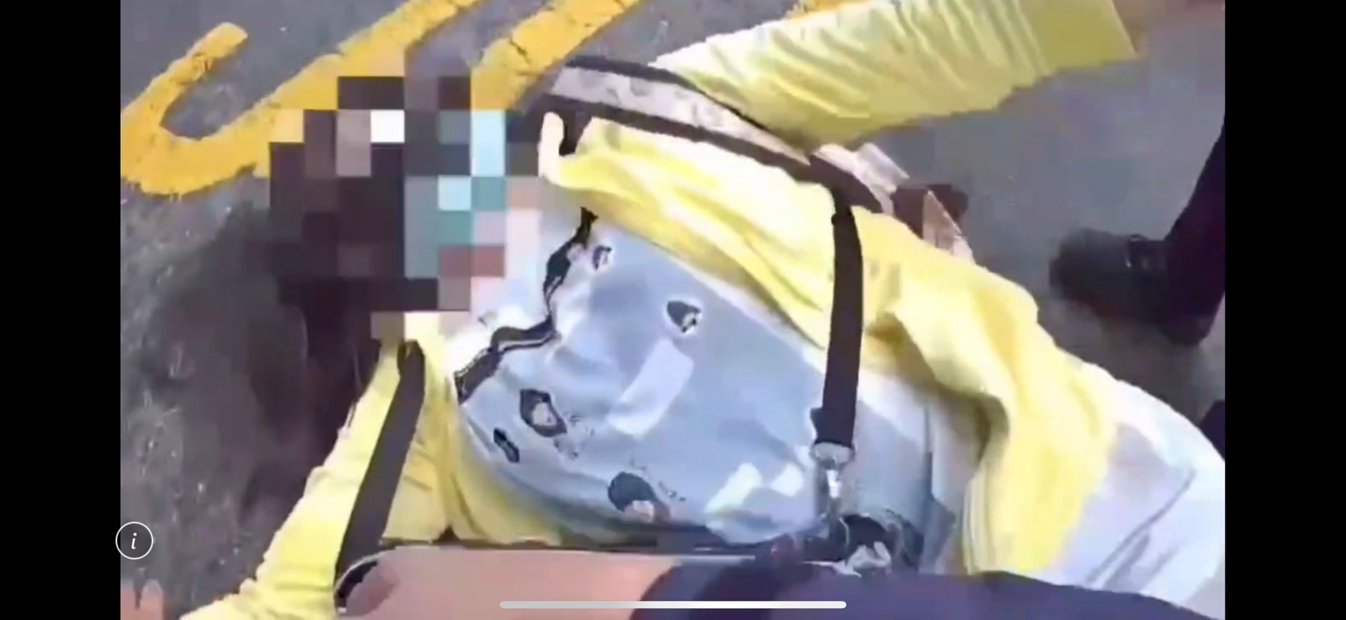 陳女拒絕警方查驗身分，一度橫躺在馬路上，行為脫序。（翻攝畫面）