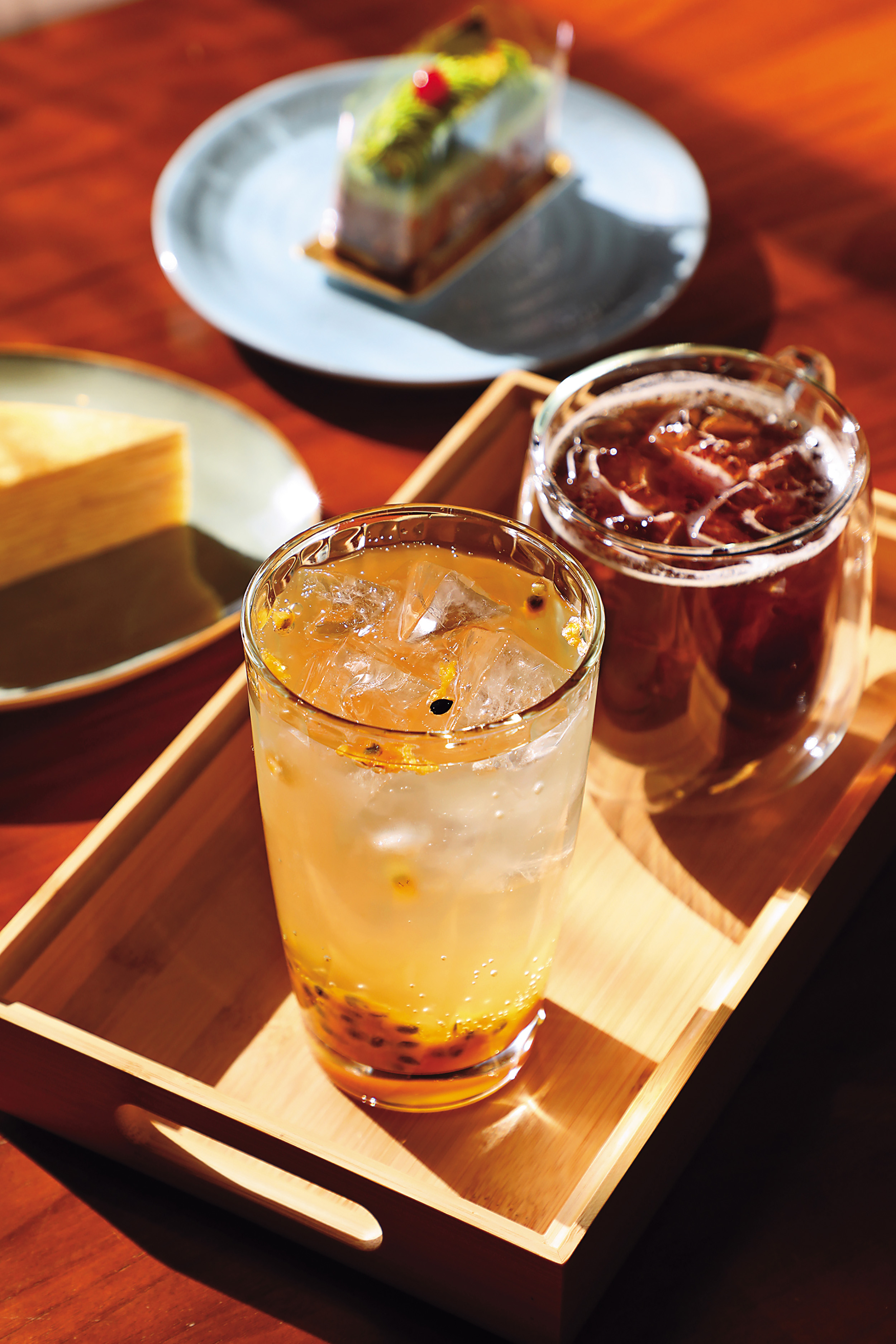 來到歲月書屋也能點杯「百香果氣泡飲」（前，150元／杯）或「美式咖啡」（後，120元／杯），悠閒享受閱讀時光。