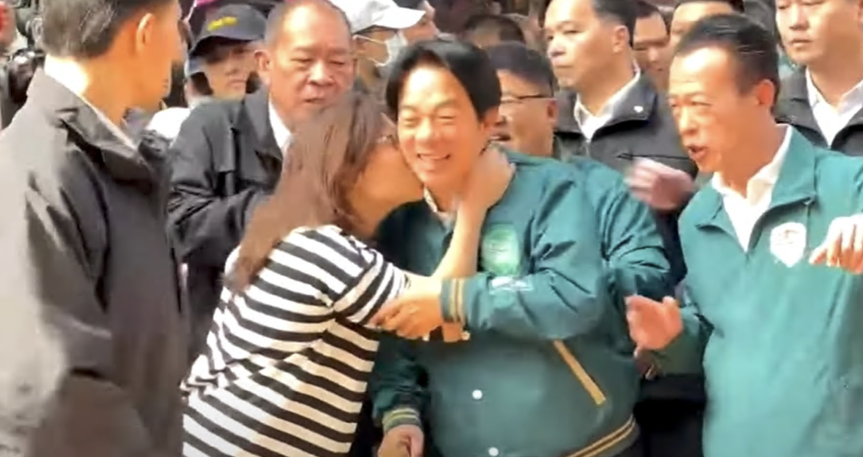 賴清德日前到嘉義，遇女支持者主動拉脖子送上熱吻，行徑離譜。（翻攝畫面）