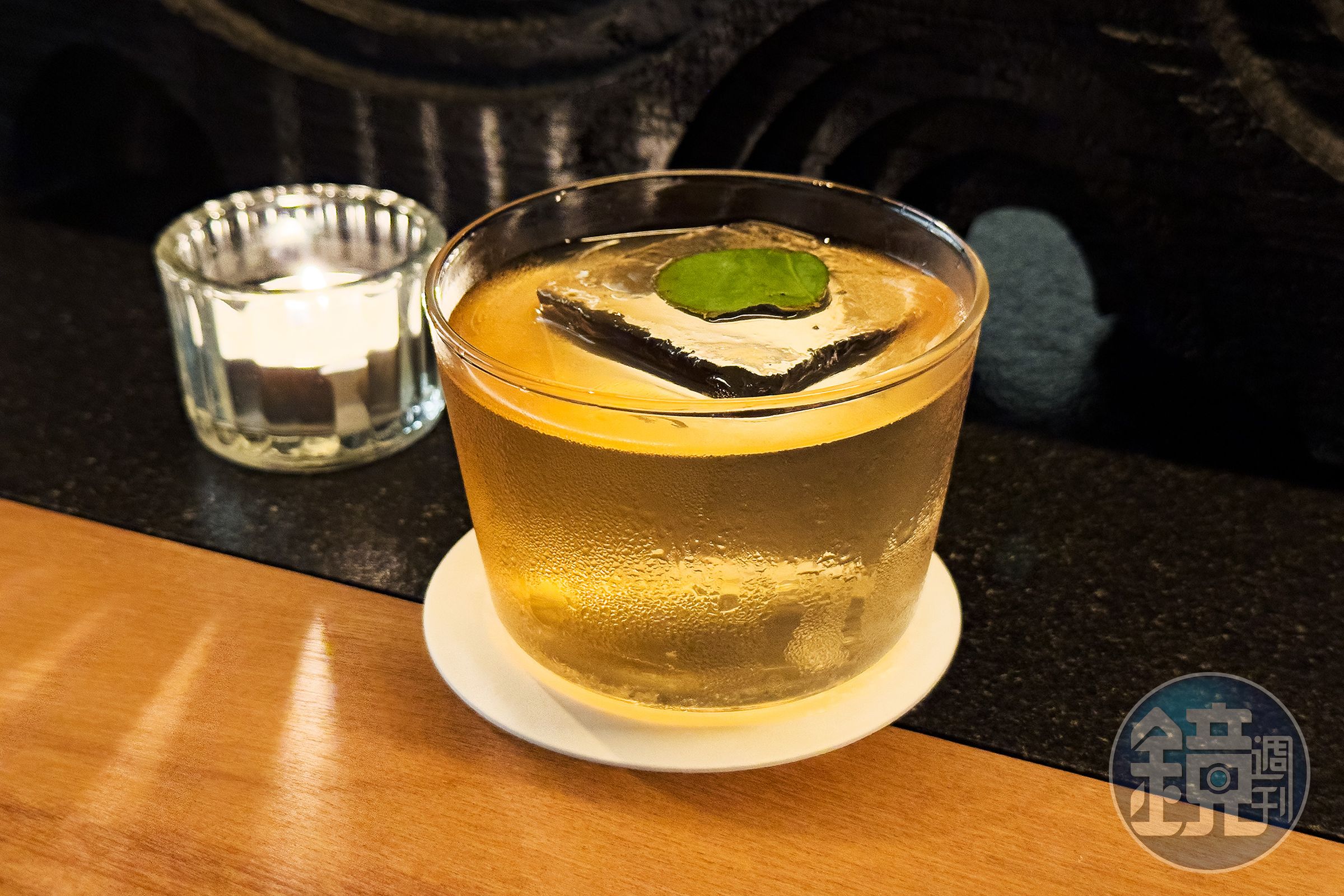 「Denim Art 2」以蘭姆酒、雪莉酒、荖葉、紅豆與香料詮釋丹寧文化，將熟悉的台灣街頭記憶轉化為耐人尋味的風味體驗。（400元／杯）