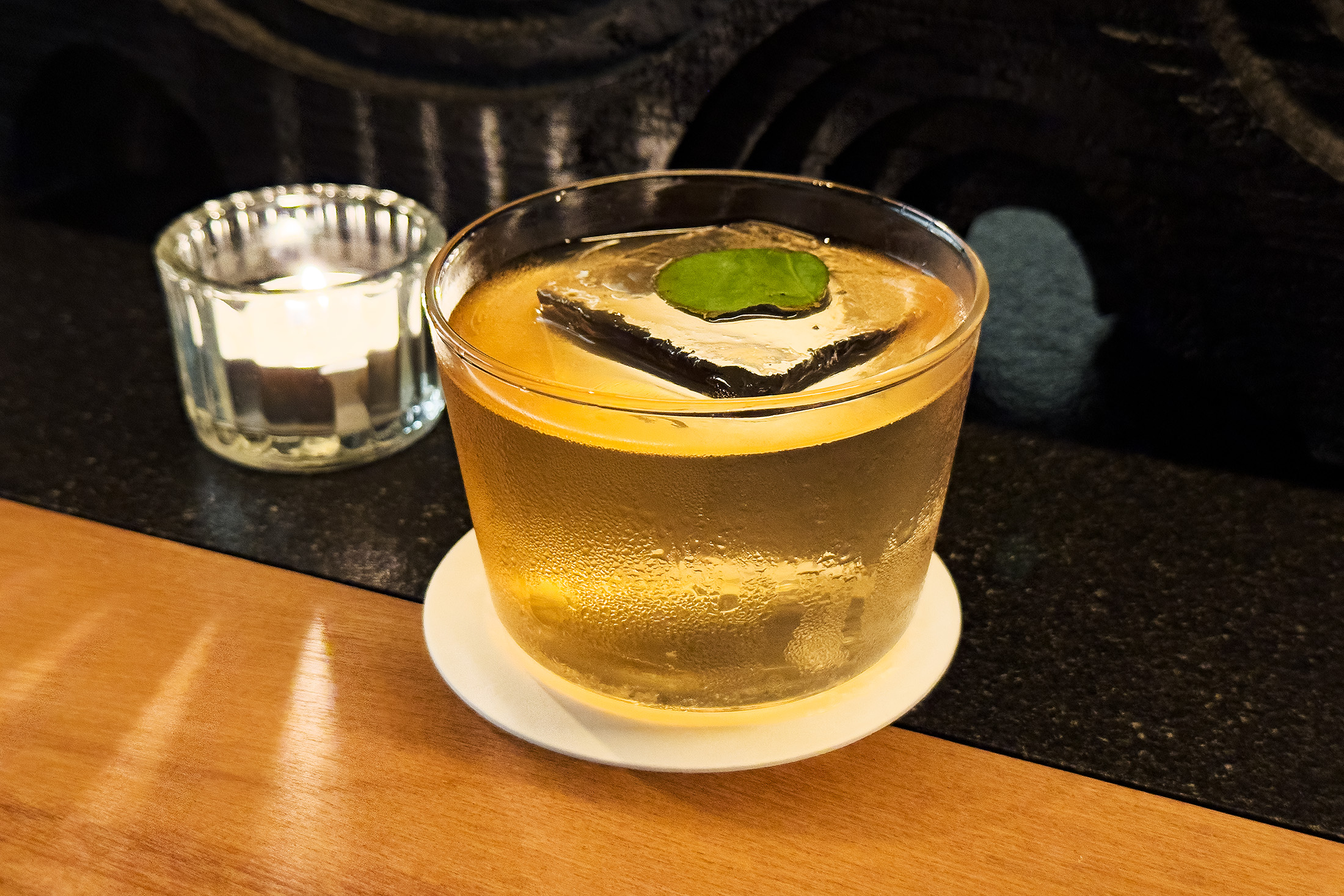 「Denim Art 2」以蘭姆酒、雪莉酒、荖葉、紅豆與香料詮釋丹寧文化，將熟悉的台灣街頭記憶轉化為耐人尋味的風味體驗。（400元／杯）