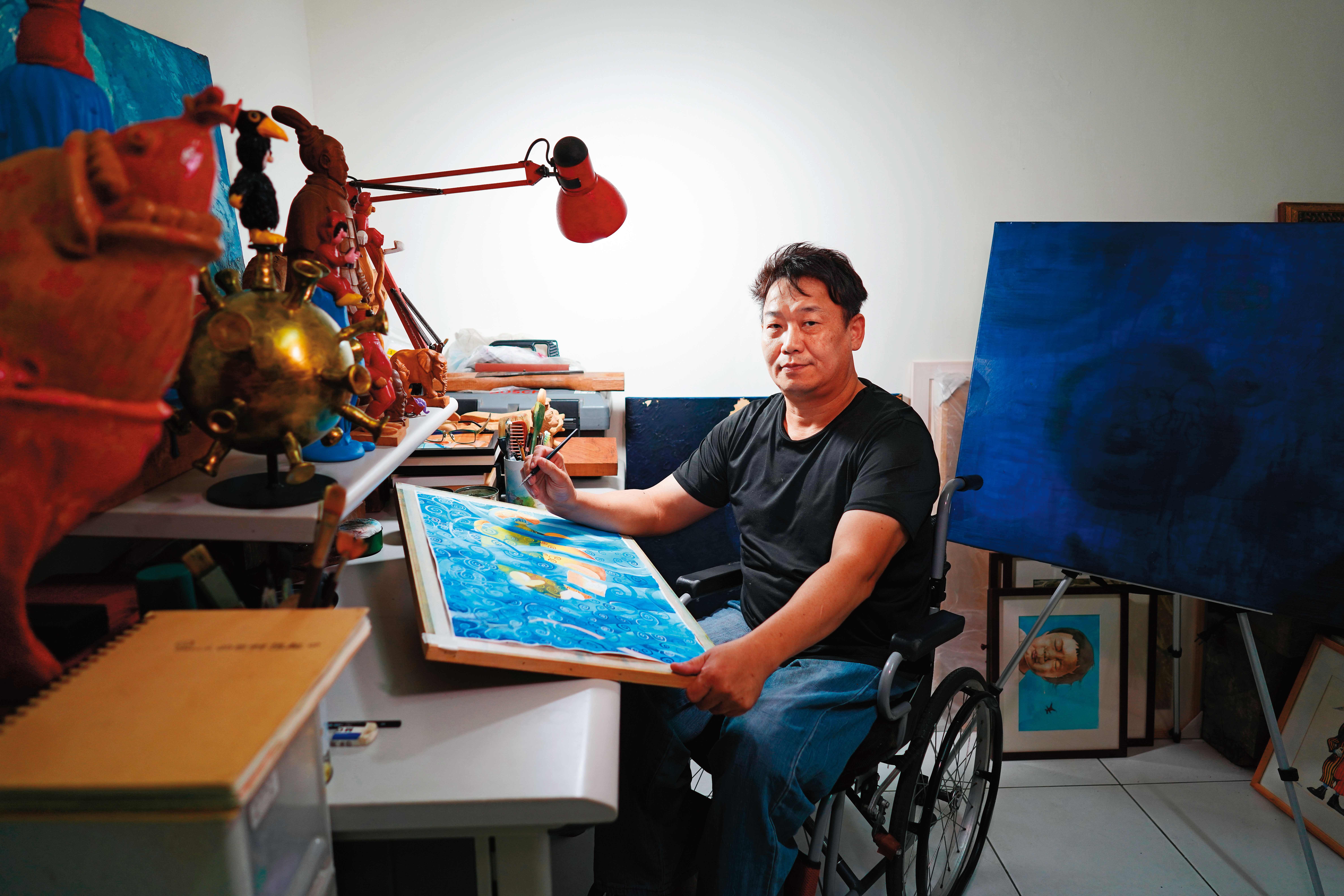 詹政融墜樓時右手雖骨頭斷裂，但神經無大傷，接回後功能完整，還能作畫。