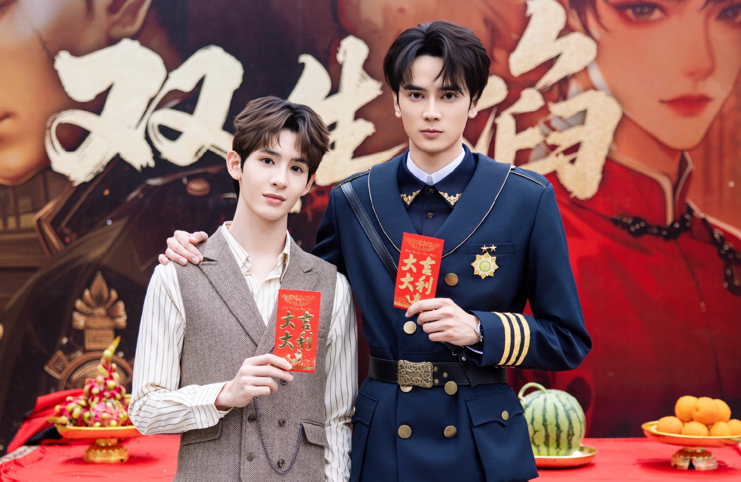  泰星James Su（左）現身大陸片場，與大陸演員高旻睿主演短劇《双生焰》。（翻攝双生焰微博）