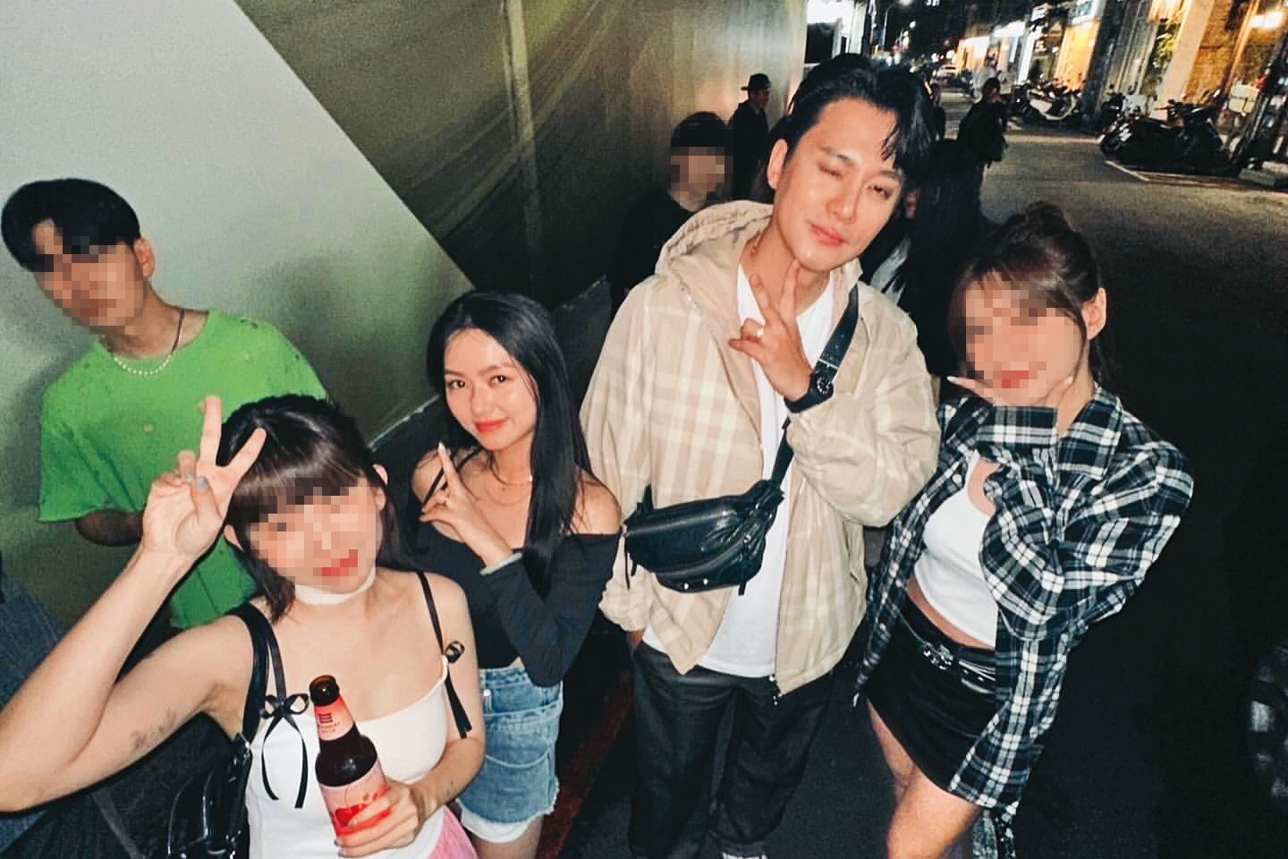 李唯楓（右二）大方認愛Min（左三）後，小倆口會一起出席朋友聚會。（翻攝自李唯楓IG)