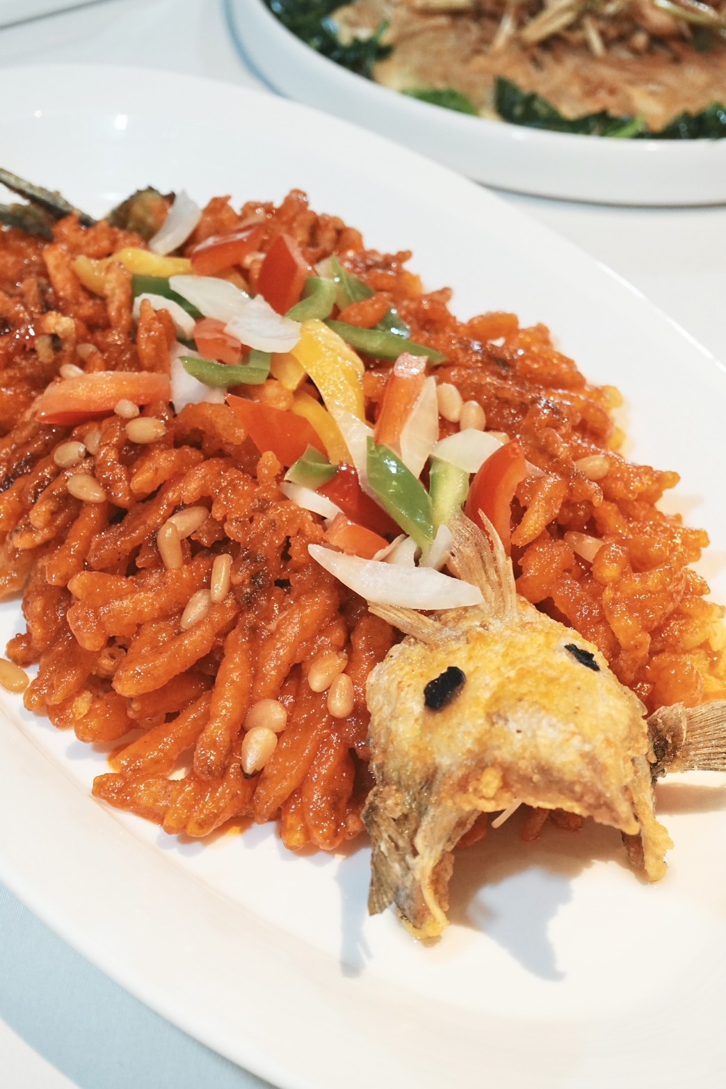 精湛刀功使魚肉下油鍋後如花朵般綻開的「松子鮮魚」，糖醋芡汁酸甜、肉質緊實。（860元／份）