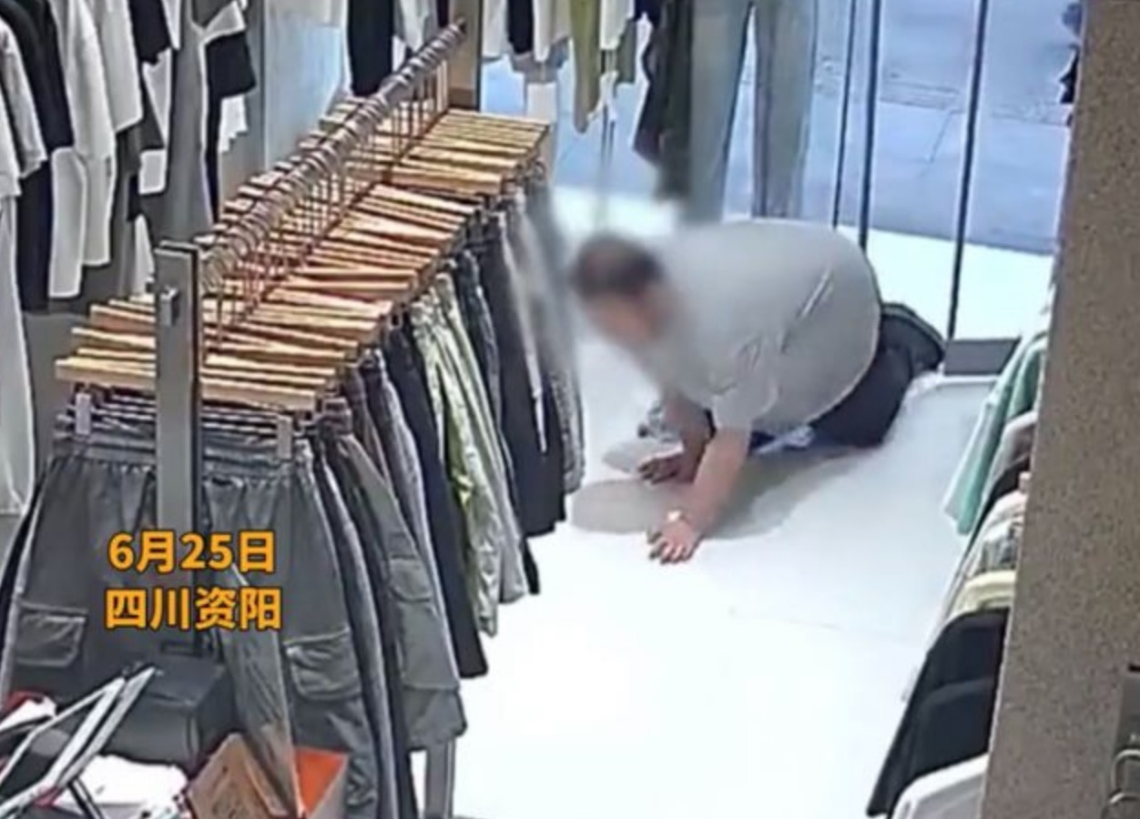 一名男子「爬」進女裝店行徑詭異，接著做出不雅行為，監視器全拍下。（翻攝微博）
