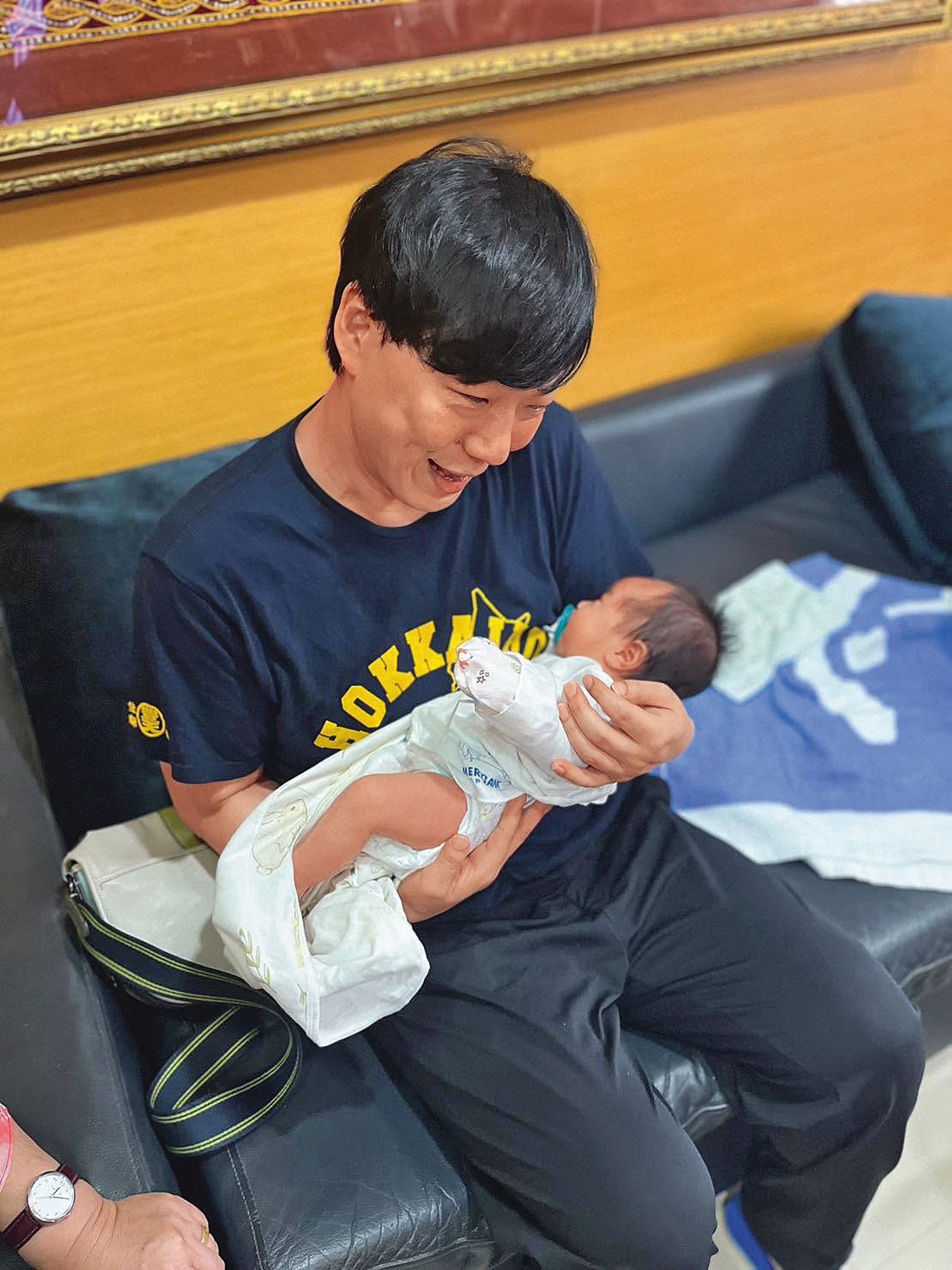 蕭煌奇半百得子1／蕭煌奇街頭愛妻攬牢牢　自曝做人計畫「發動好多次」