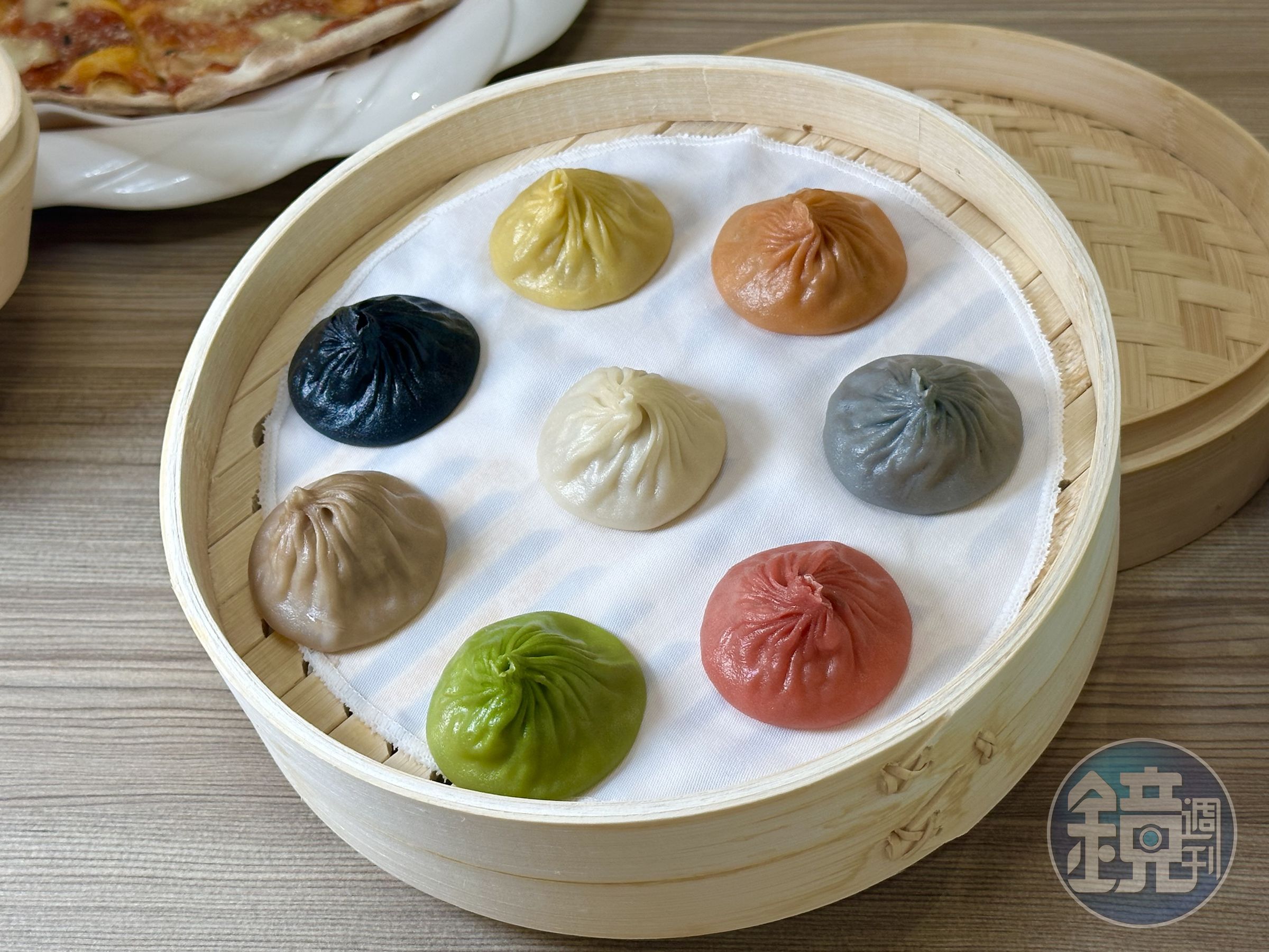 能吃到8種風味的「特色皇朝小籠包」,將其中一款鵝肝換成了鮑汁鮑魚口味,依然濃郁鮮美。(368元/籠、8粒)