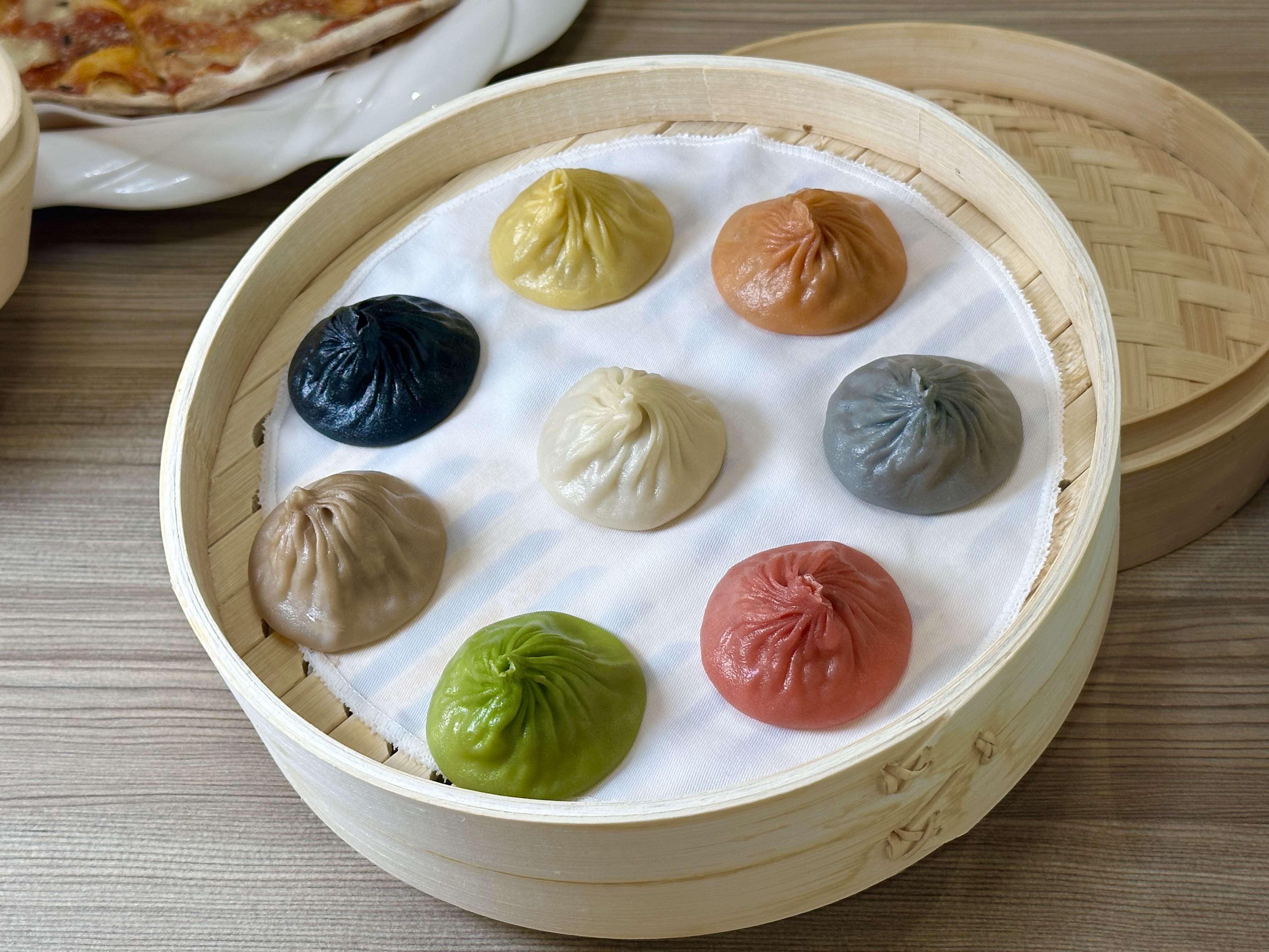 能吃到8種風味的「特色皇朝小籠包」，將其中一款鵝肝換成了鮑汁鮑魚口味，依然濃郁鮮美。（368元／籠、8粒）