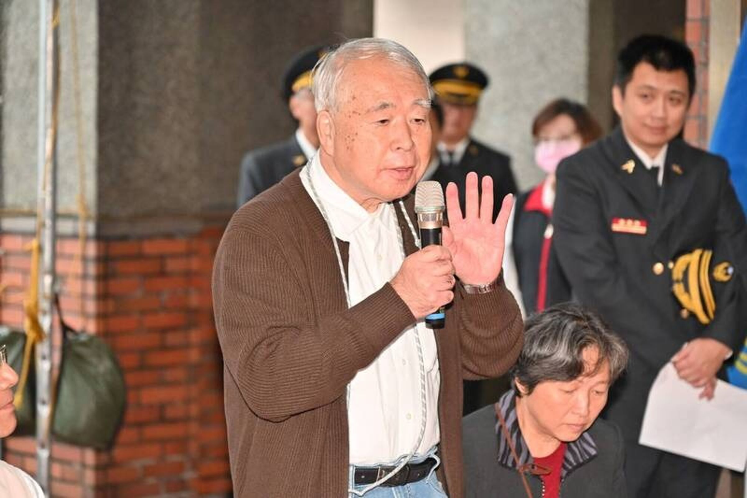 杉山榮先生新冠疫情爆發前夕來台昏倒,幸得消防救護人員迅速馳援並送醫,助他轉危為安。(宜蘭縣政府提供)