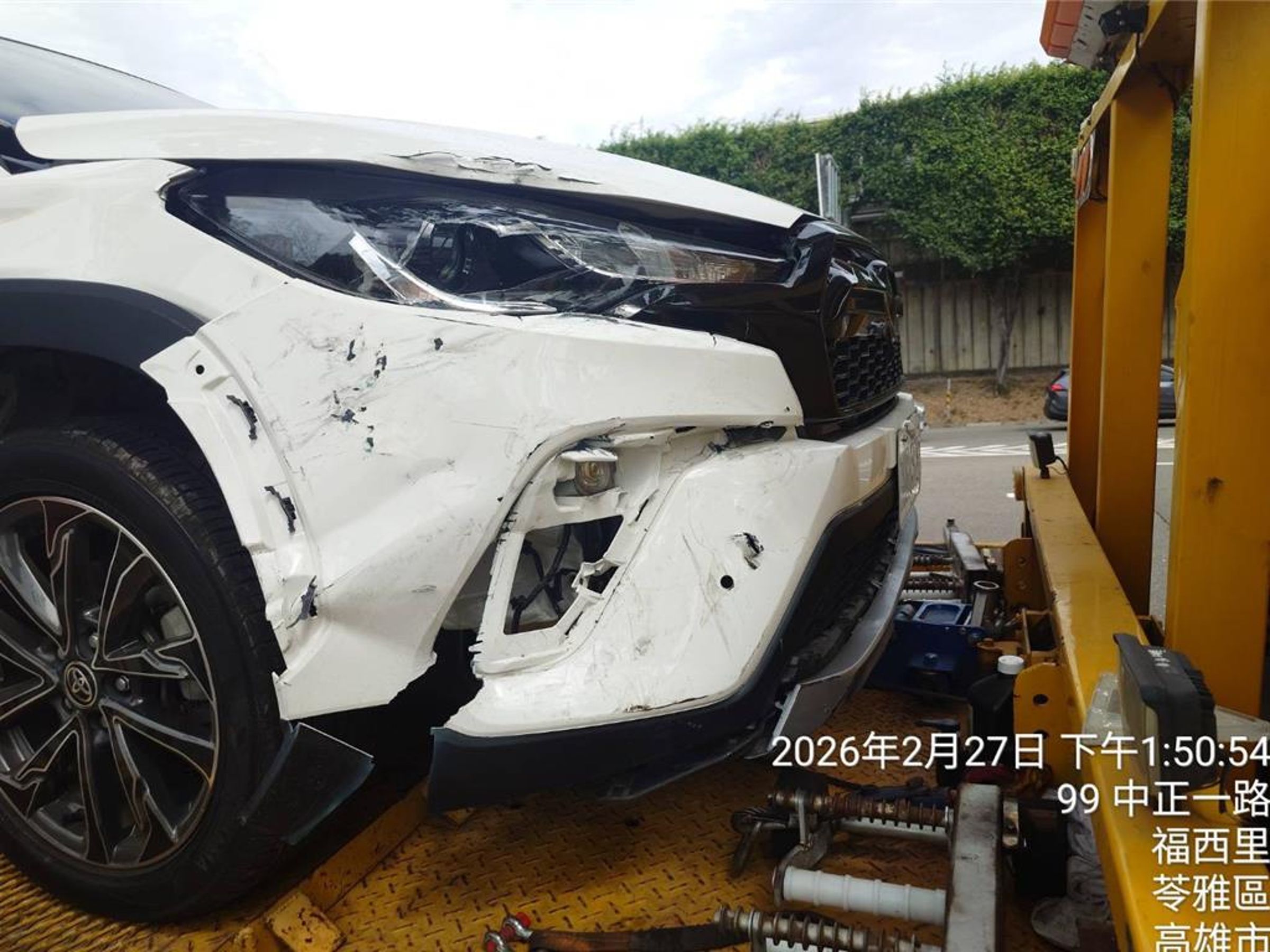 這起車禍造成白色休旅車毀損，最後由拖吊車載離國道。（警方提供）