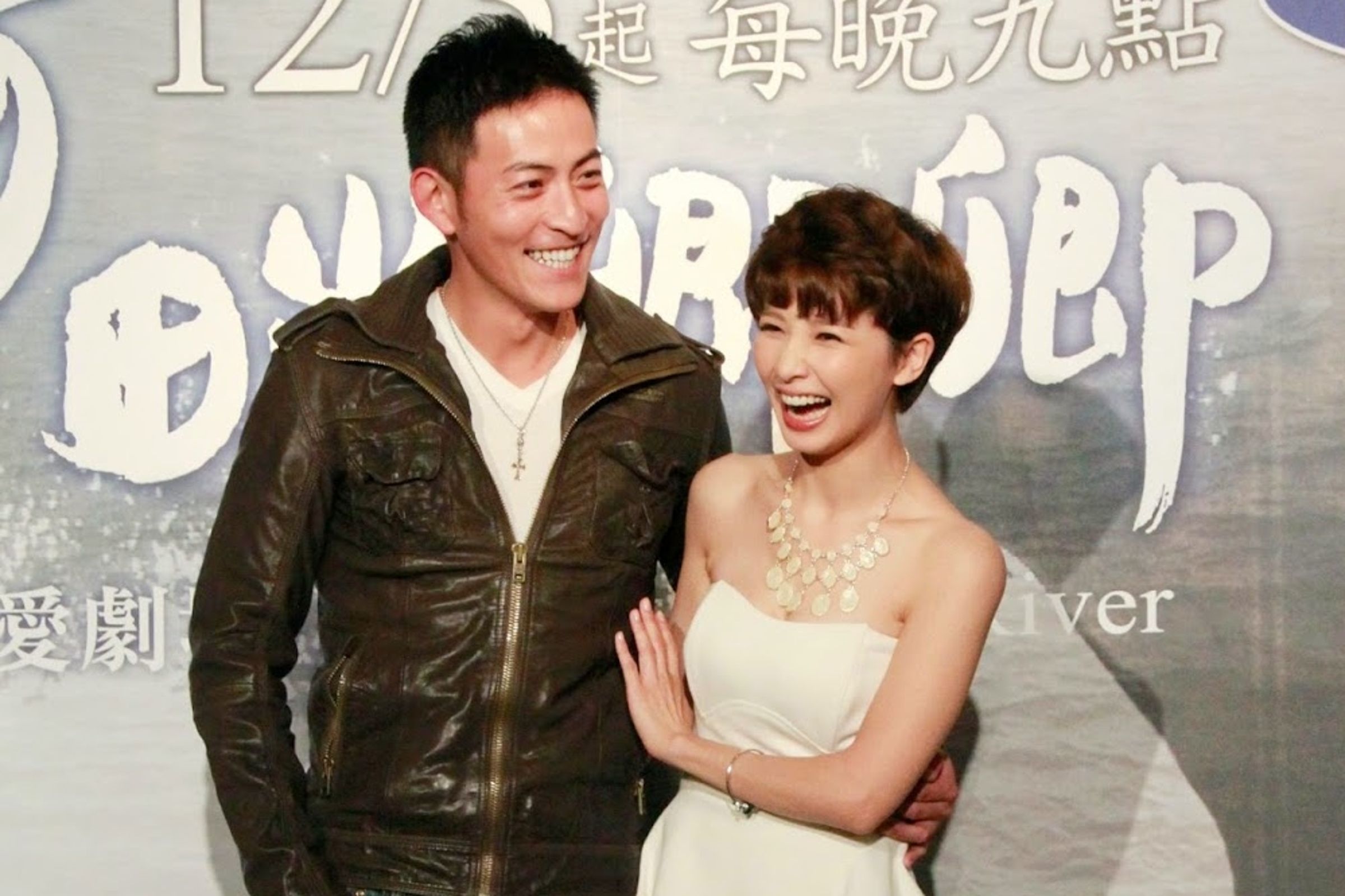 趙駿亞苦苦挽回吳婉君，甚至讓女方心軟；圖為他們2014年在《河畔卿卿》中飾演夫妻，記者會上的互動。（大愛提供）