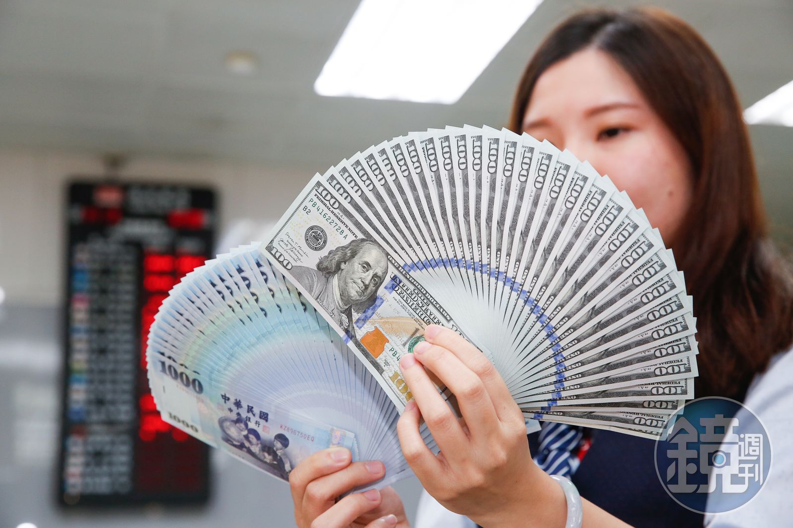 新台幣強升，金控成為匯率波動下的海嘯第一排，股價紛紛重挫。（本刊資料照）