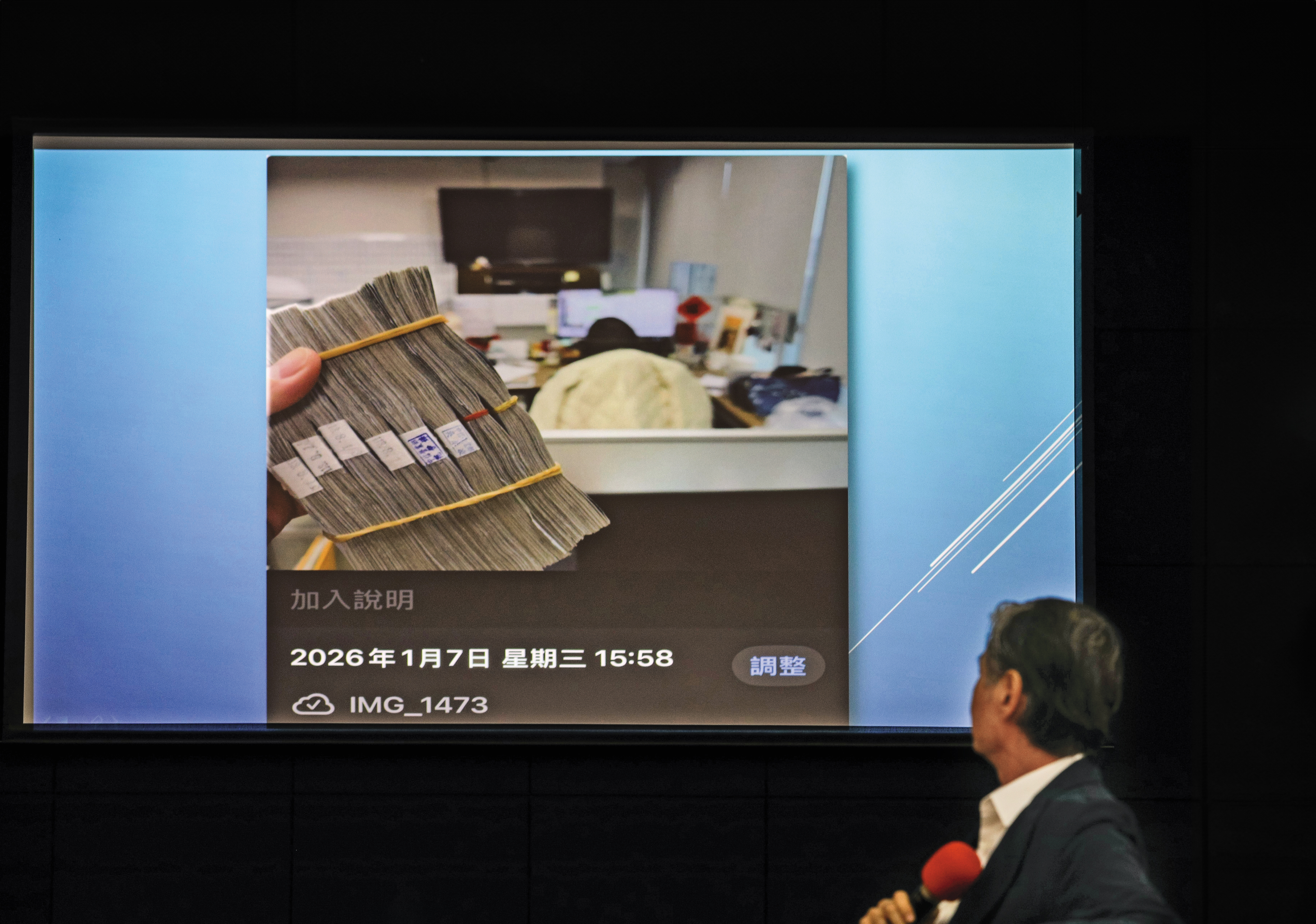 金溥聰（右）揭露王光慈曾拿120萬元現金，請同仁代為保管，該位同仁不安所以拍照存證。（鏡報鄒保祥）