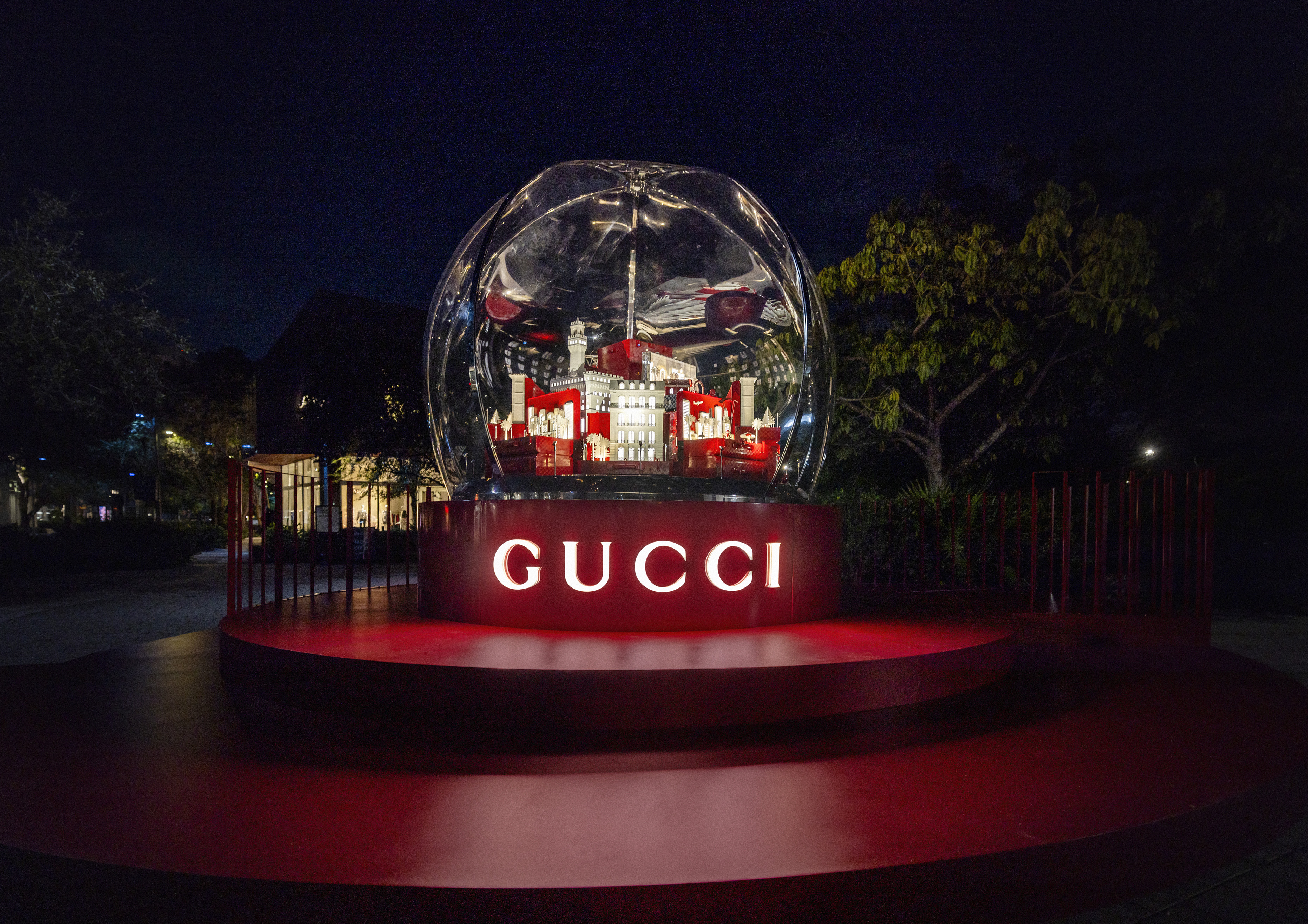 GUCCI在邁阿密設計區的Sweet Bird North Plaza展開了GUCCI GIFT假日主題的吸睛裝置。（古馳提供）