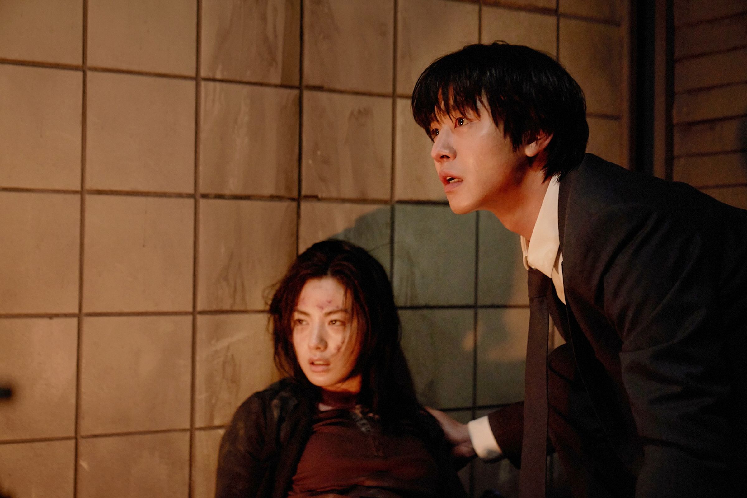 安孝燮（右）以「平凡就是最強武器」的角色「金獨子」搏得關注。（采昌國際多媒體提供）