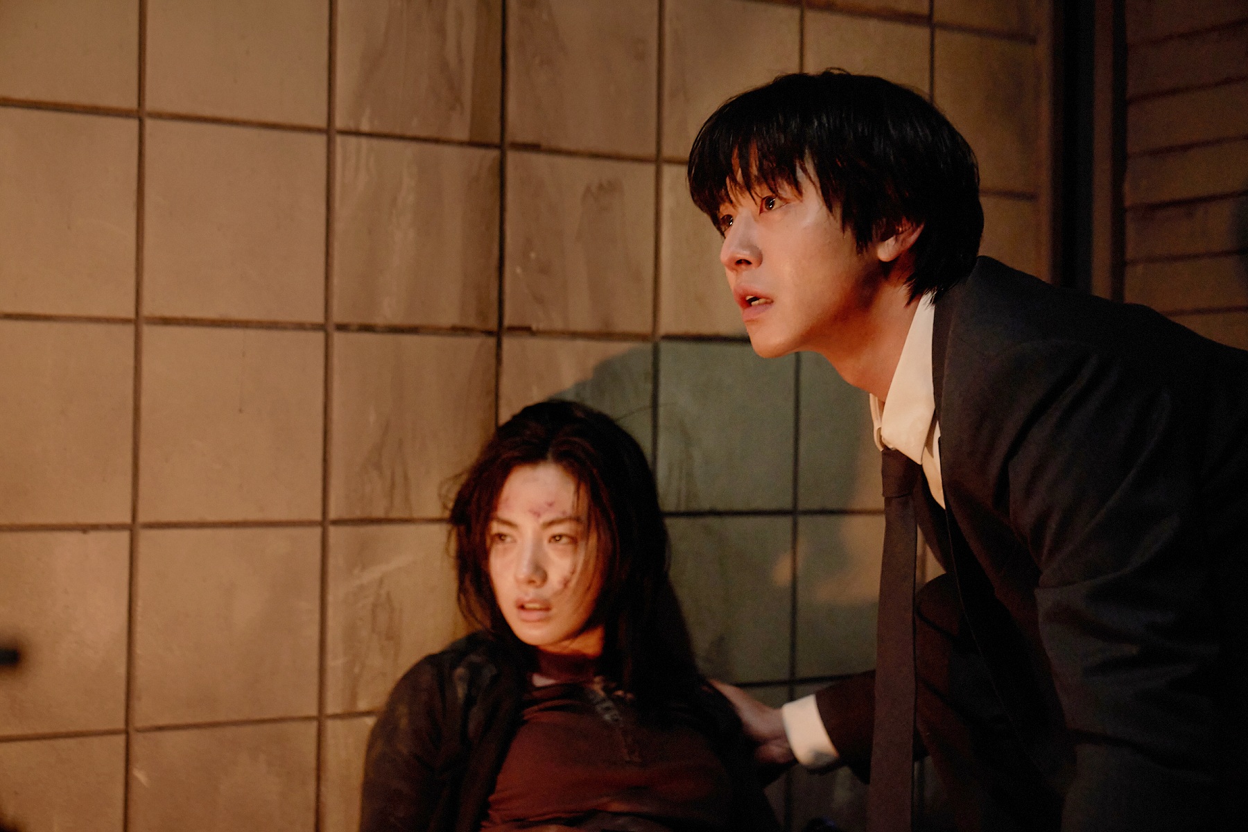 安孝燮（右）以「平凡就是最強武器」的角色「金獨子」搏得關注。（采昌國際多媒體提供）