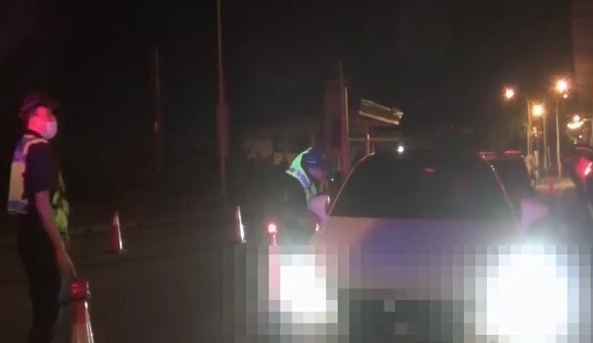 彰化縣一名小客車駕駛日前行經台76線林厝交流道遭遇警方酒測攔檢，明明滴酒未沾卻連續3次測出酒精反應，險些遭到移送法辦。經資深員警細問，才發現竟是開車前食用「超商麵包」引發的假性酒精反應，最終警方釐清真相後放行。（翻攝畫面）