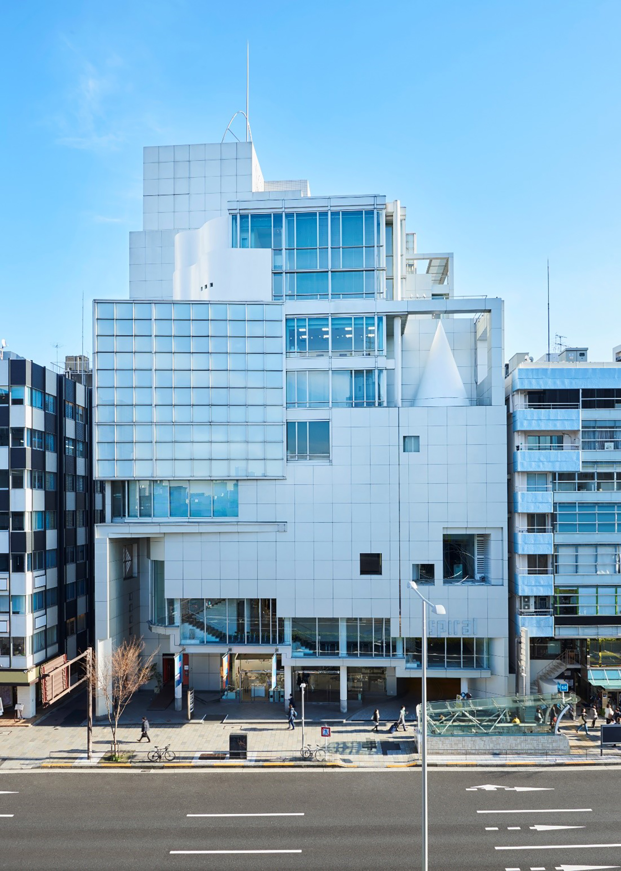 「SPIRAL」是一處結合了藝廊、多功能展演場地、餐廳、咖啡廳與生活雜貨店等的複合文化設施。(攝影:Junpei Kato @SpiralWacoal Art Center)