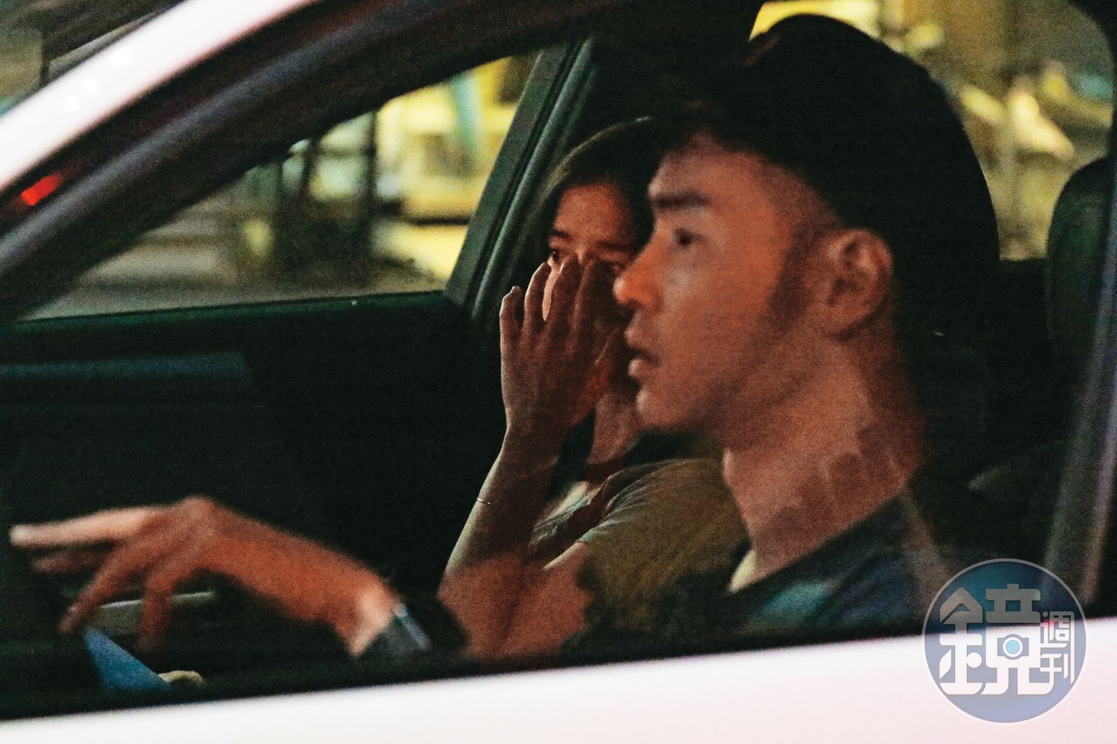 阮經天(右)的戀情曝光常常和車有關,例如和李佳穎(左)就是在兜風時被直擊