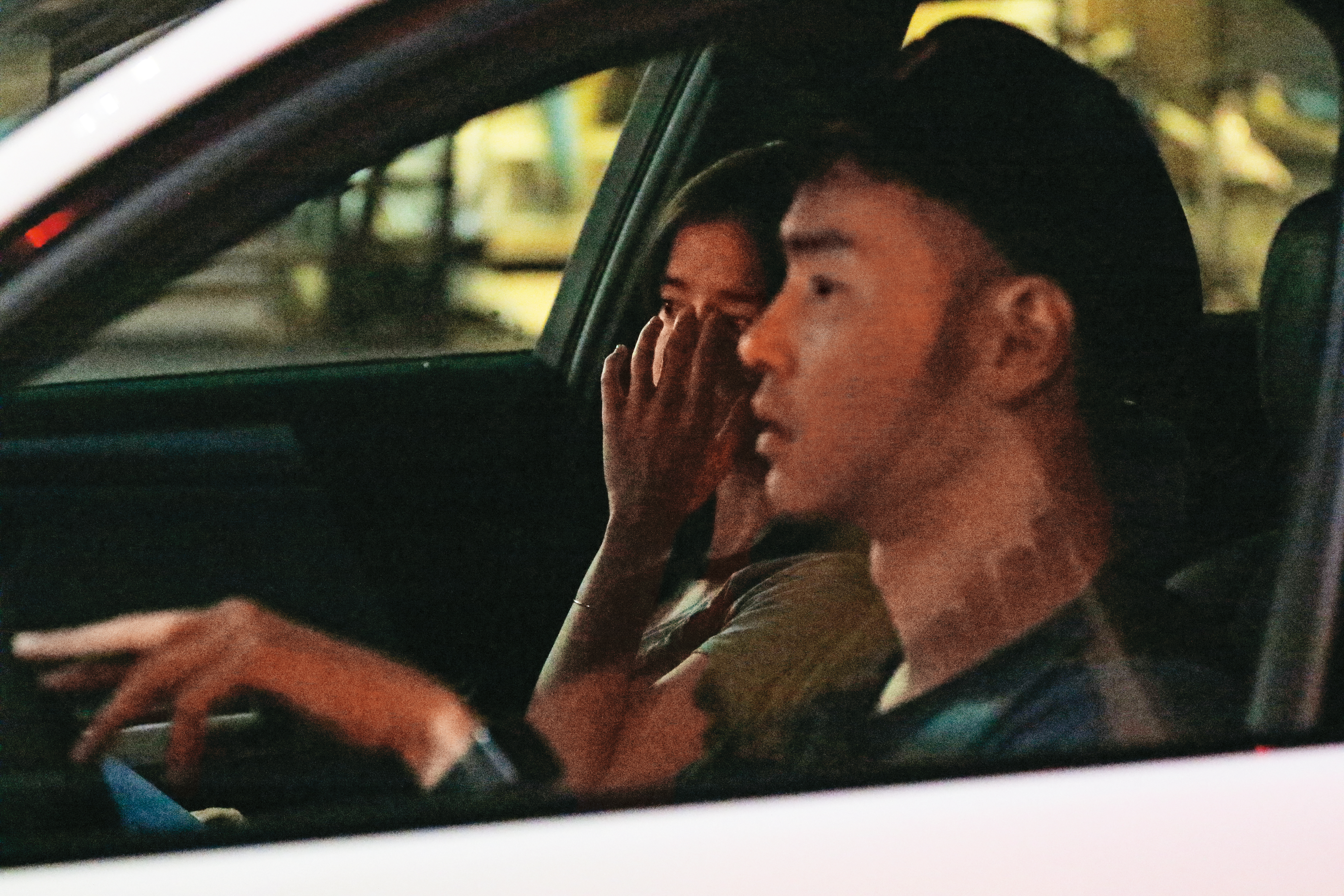 阮經天（右）的戀情曝光常常和車有關，例如和李佳穎（左）就是在兜風時被直擊。