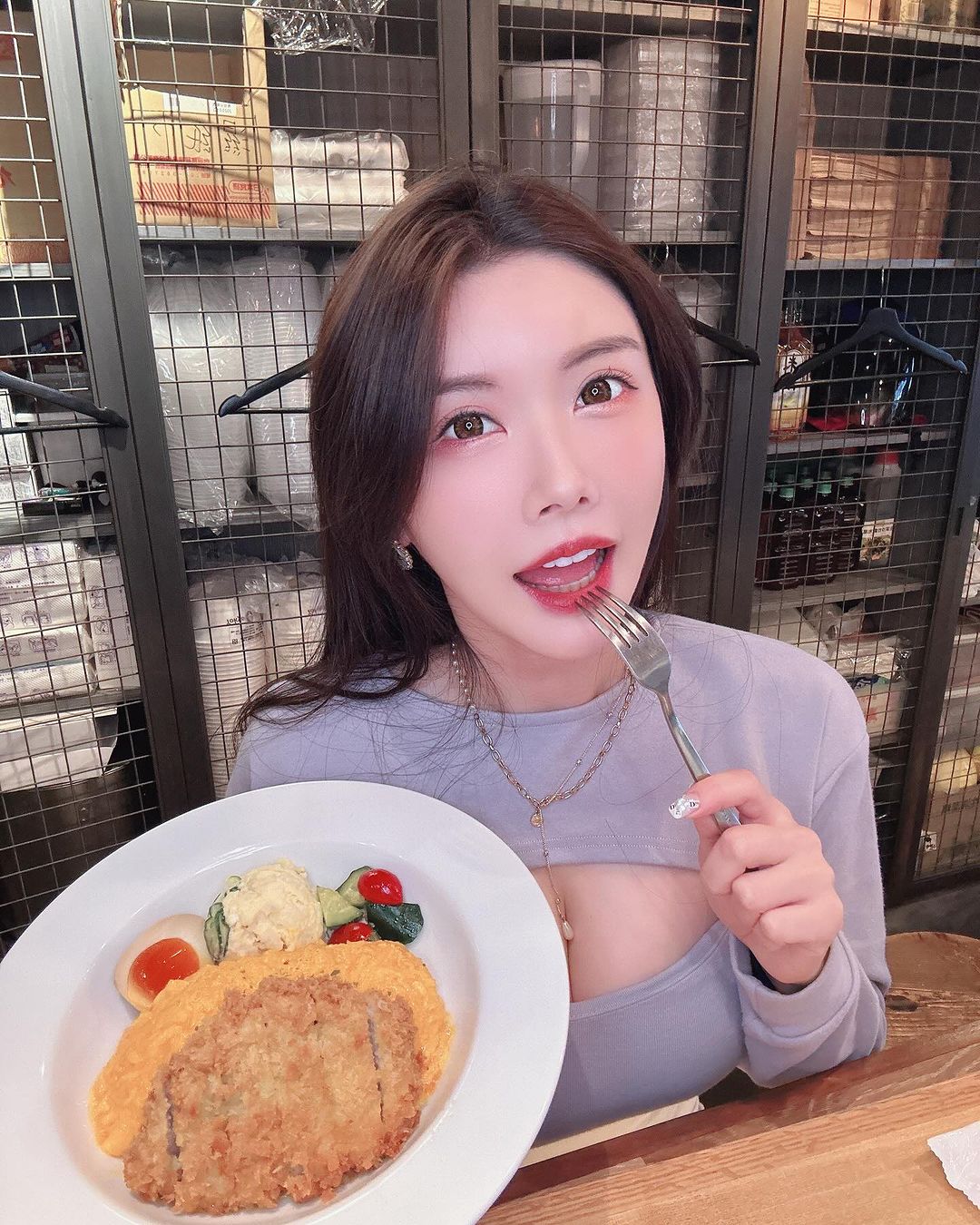 姚采辰今年回鍋Formosa Sexy啦啦隊,與隊員一起經營餐廳。(翻攝IG@ines.1017)