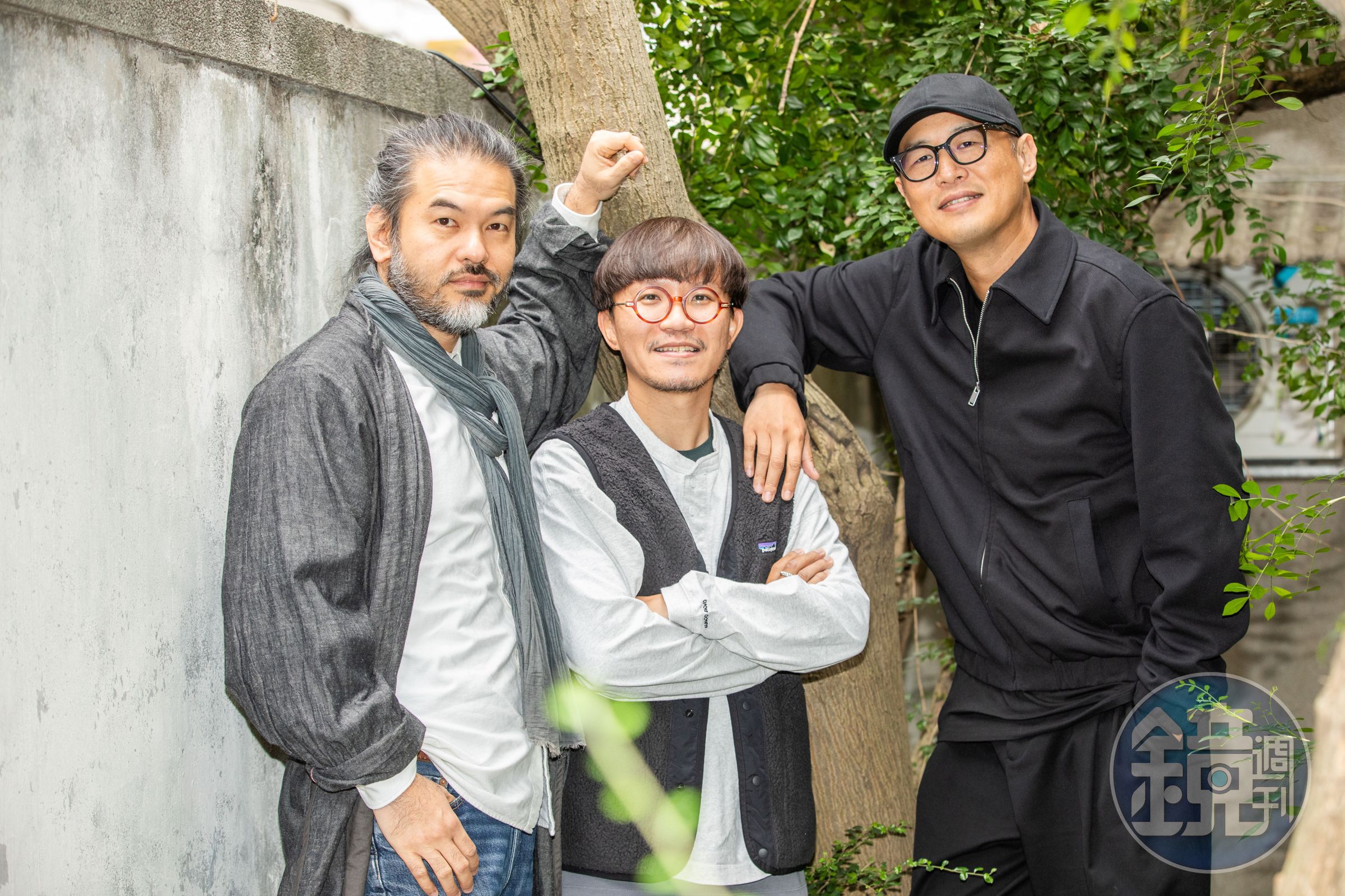 賴俊羽(左)和管偉傑(右)共同執導《乩身》,特效總監郭憲聰(中)在前期便加入製作團隊。