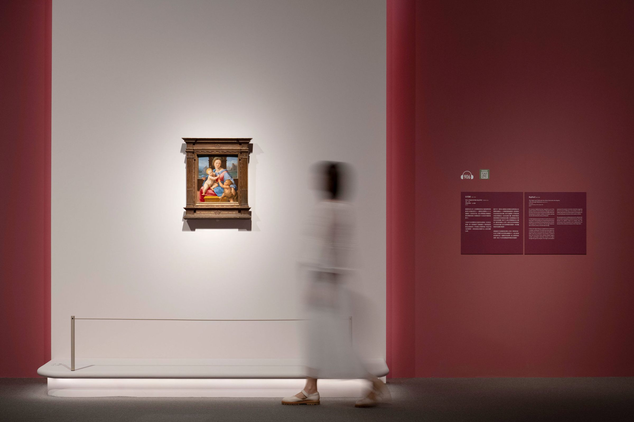 奇美博物館《英國國家藝廊珍藏展》第一單元「人文的甦醒：歐洲文藝復興繪畫」，拉斐爾的作品〈聖母子與施洗者約翰〉（加瓦聖母）。（奇美博物館提供）